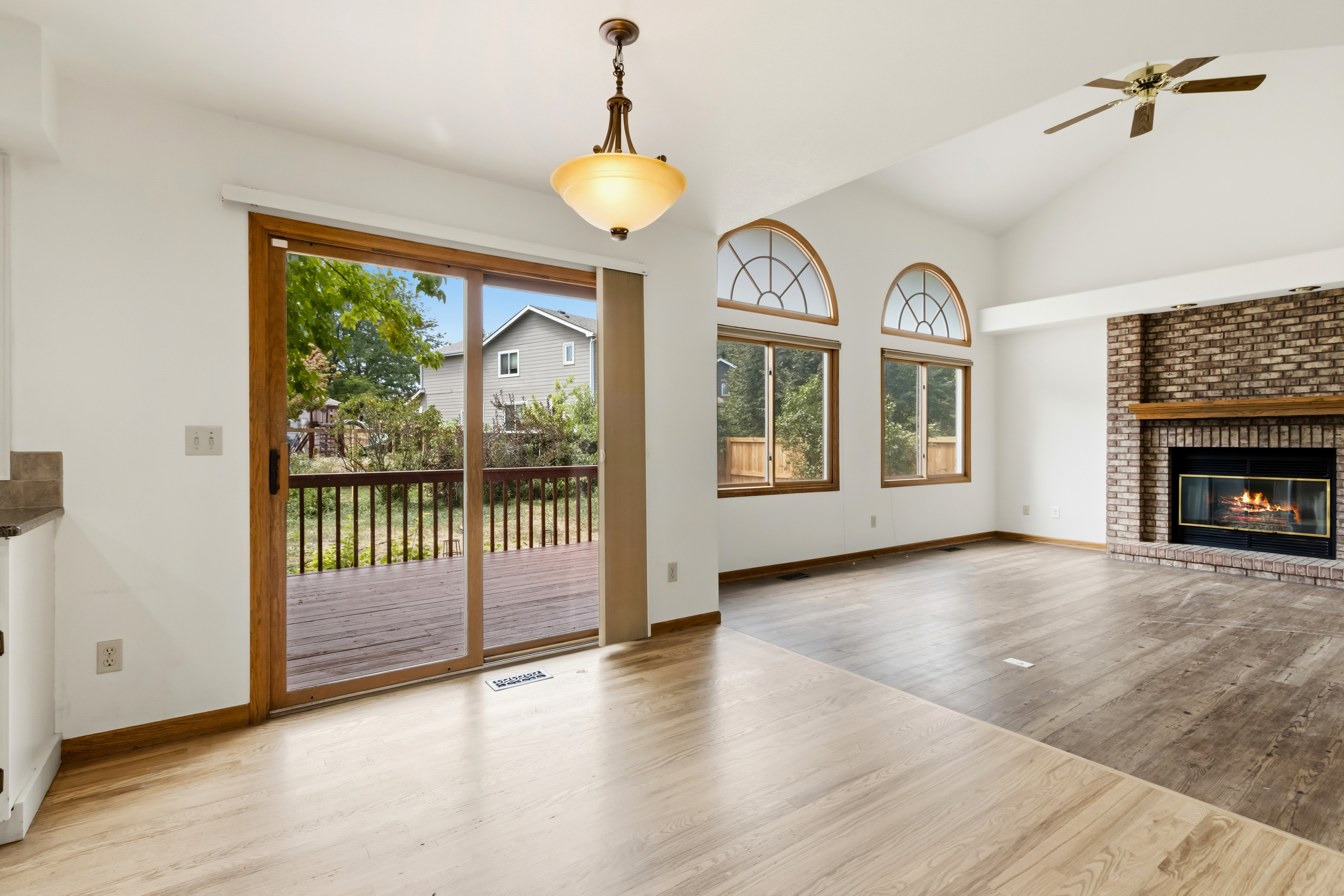  Beautifully Maintained Home in the Tree-Lined Oakridge Neighborhood - 物件實景