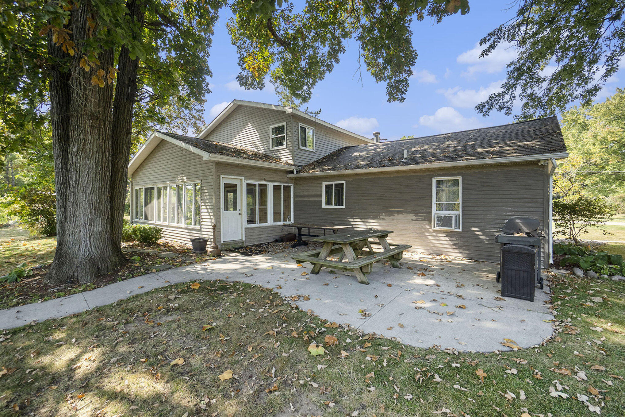 Newaygo, Michigan, 49337, United States, 5 Bedrooms Bedrooms, ,2 BathroomsBathrooms,Residential,For Sale,1982791
