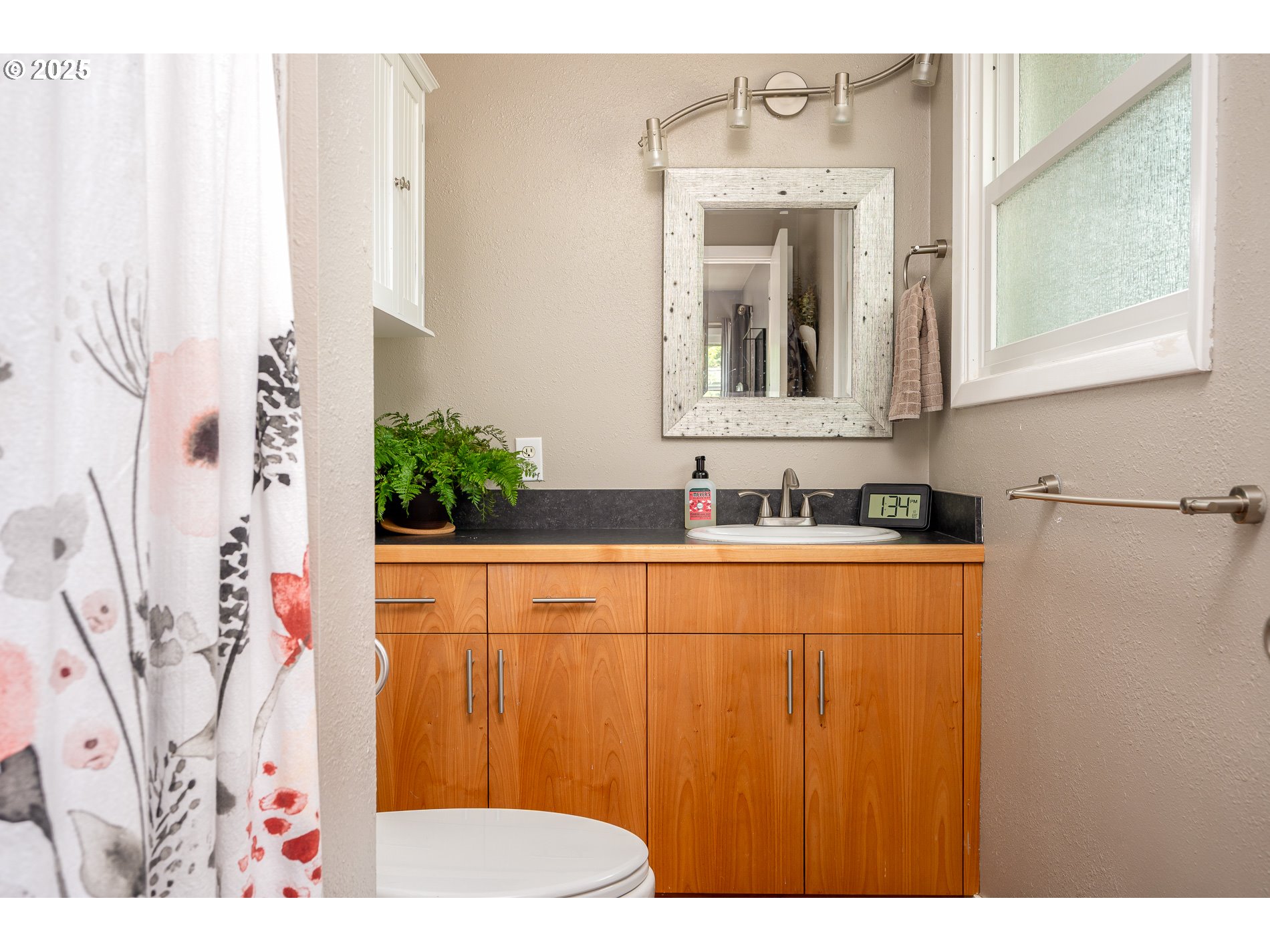 Milwaukie, Oregon, 97267, United States, 3 Bedrooms Bedrooms, ,2 BathroomsBathrooms,Residential,For Sale,1911420