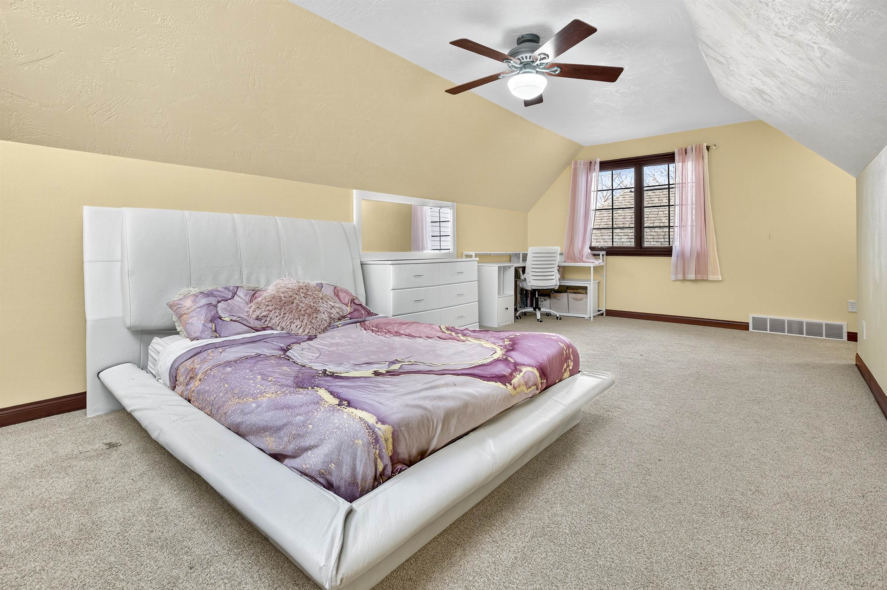 NEENAH, Wisconsin, 54956, United States, 5 Bedrooms Bedrooms, ,6 BathroomsBathrooms,Residential,For Sale,1992991