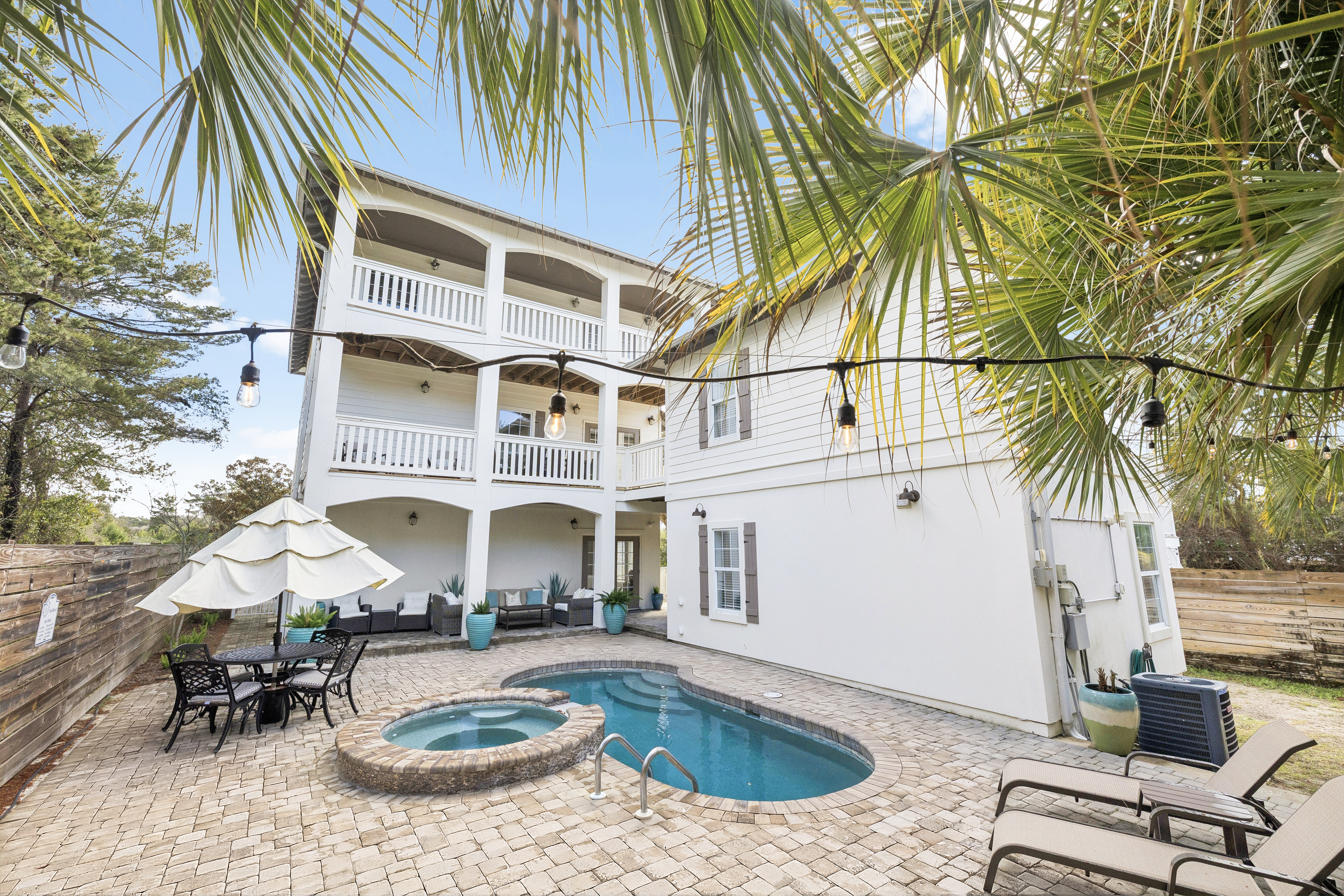  Updated Coastal Retreat With Courtyard Pool And Carriage House - 物件實景