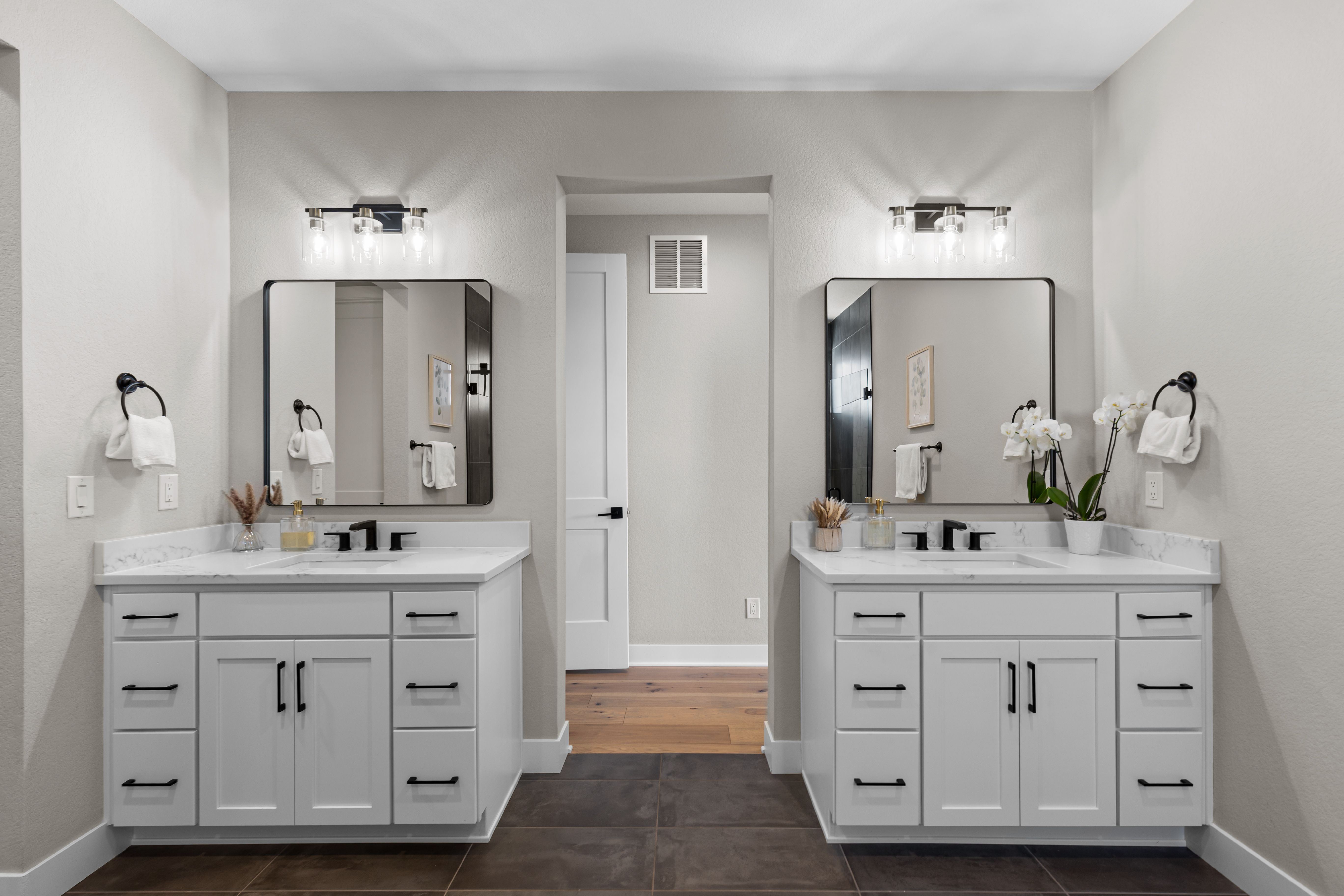  Skip the build time and step straight into 5932 Los Olivas Point - 物件實景