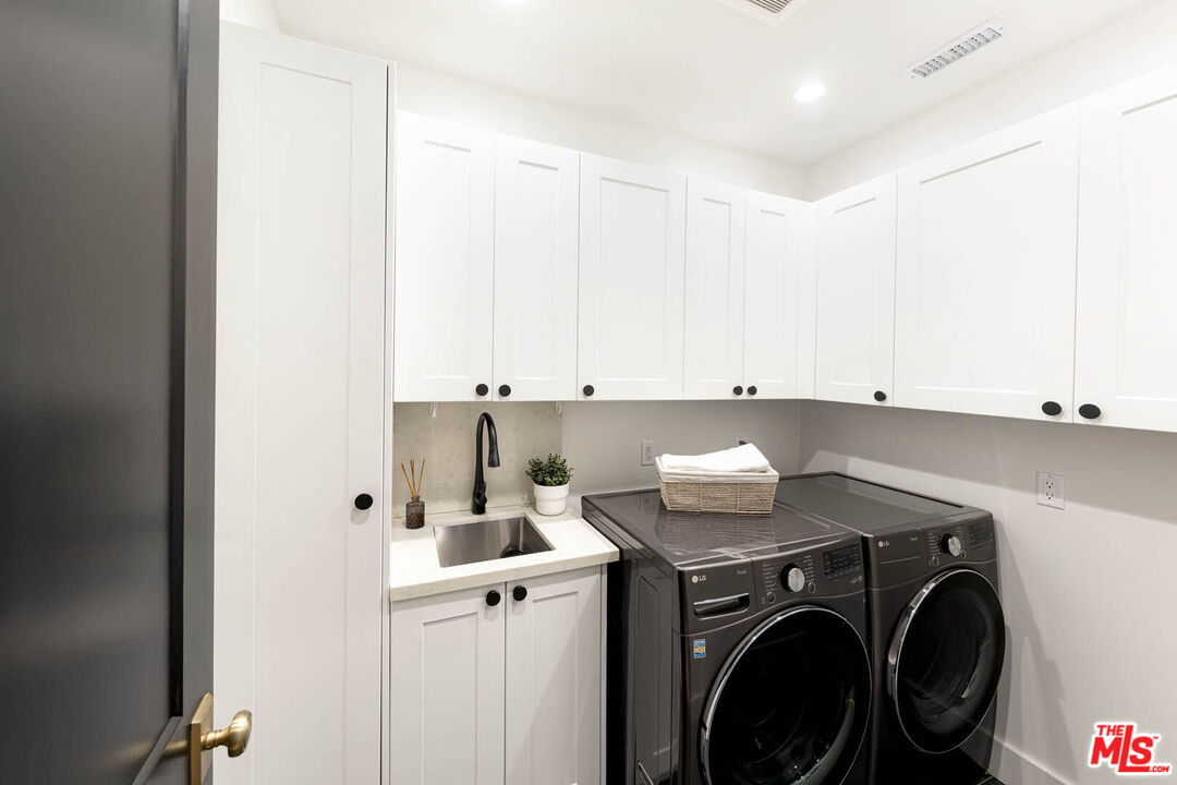Los Angeles, California, 90048, United States, 4 Bedrooms Bedrooms, ,2 BathroomsBathrooms,Residential,For Sale,1862475