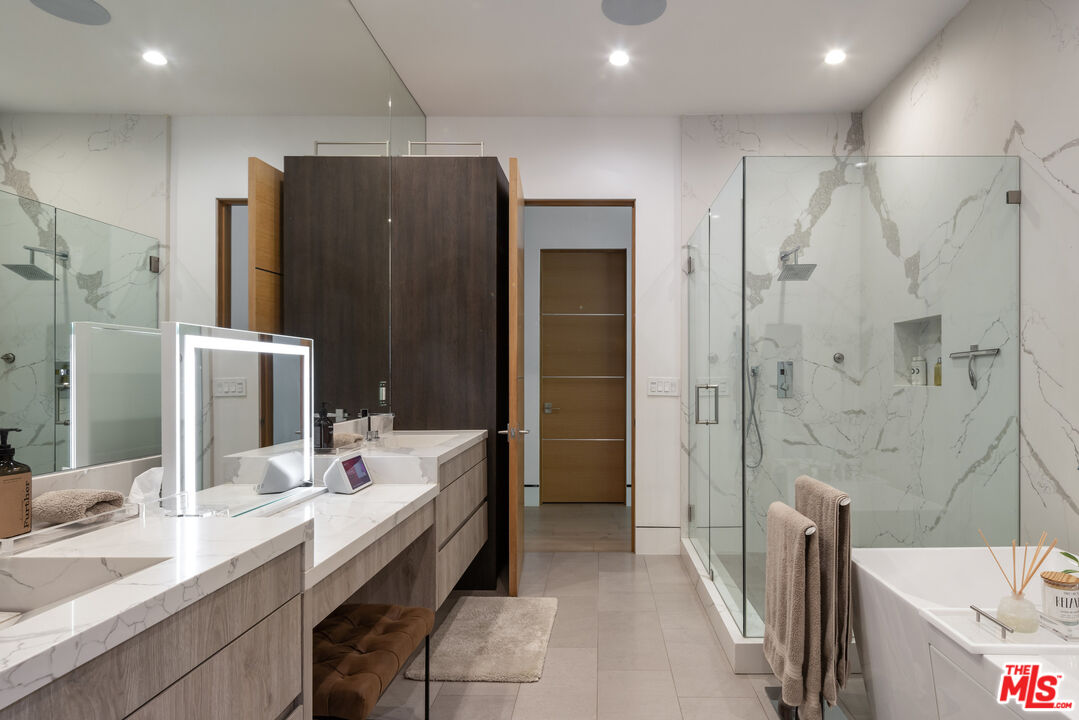 Los Angeles, California, 90049, United States, 4 Bedrooms Bedrooms, ,5 BathroomsBathrooms,Residential,For Sale,1862276