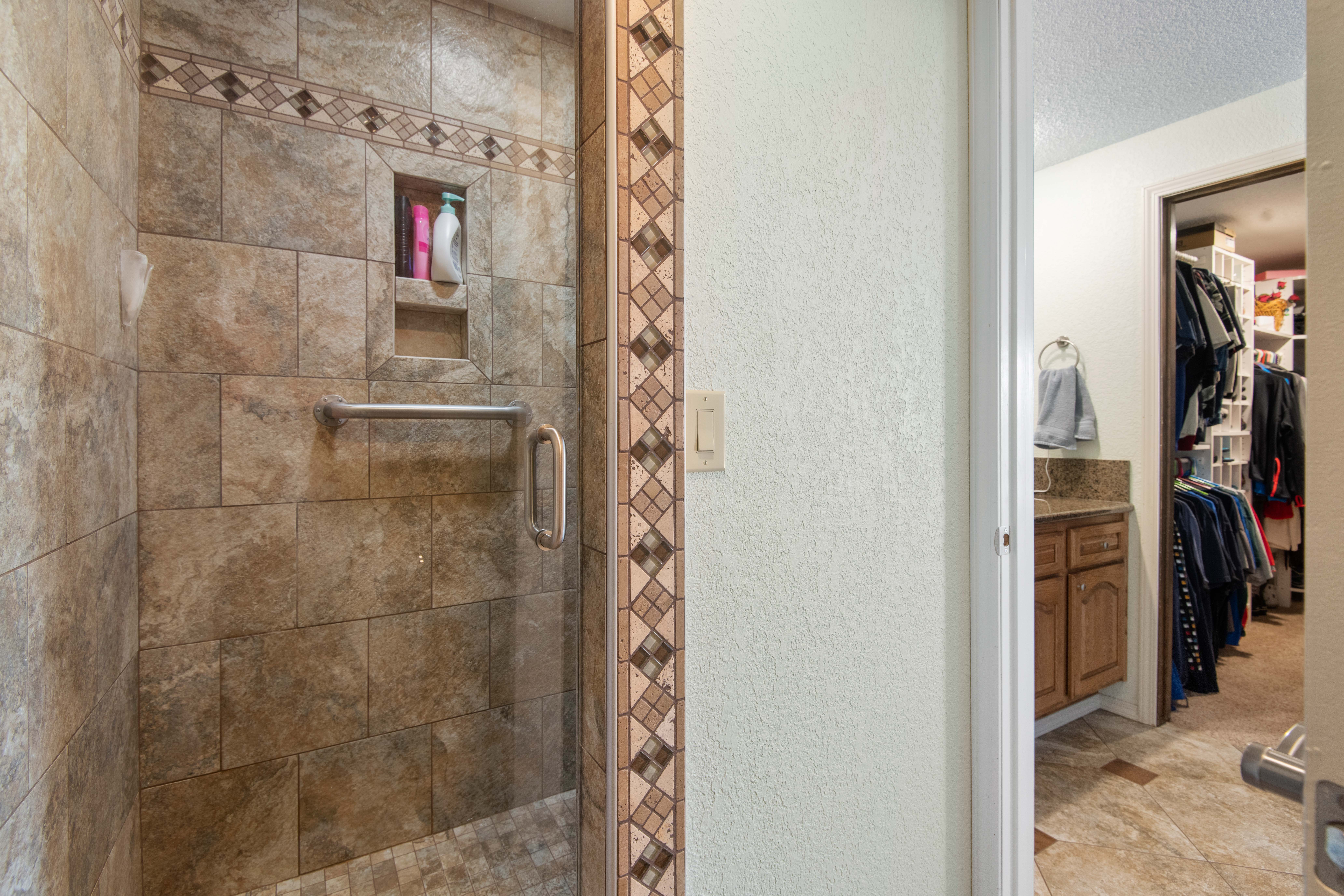  Property with a POOL and room for a shop - 物件實景