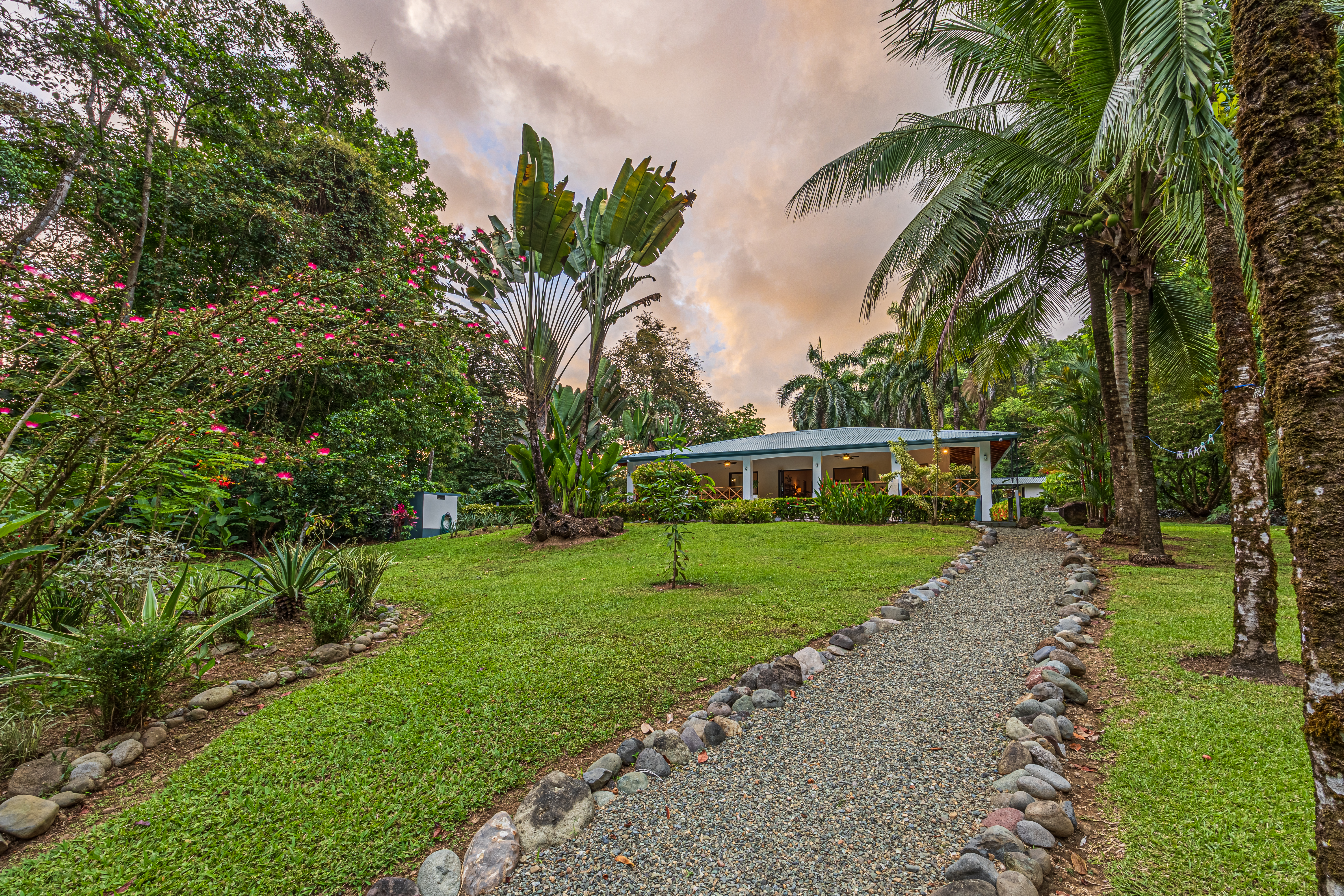 Ojochal, Puntarenas, CR, 4 Bedrooms Bedrooms, ,2 BathroomsBathrooms,Residential,For Sale,1721935