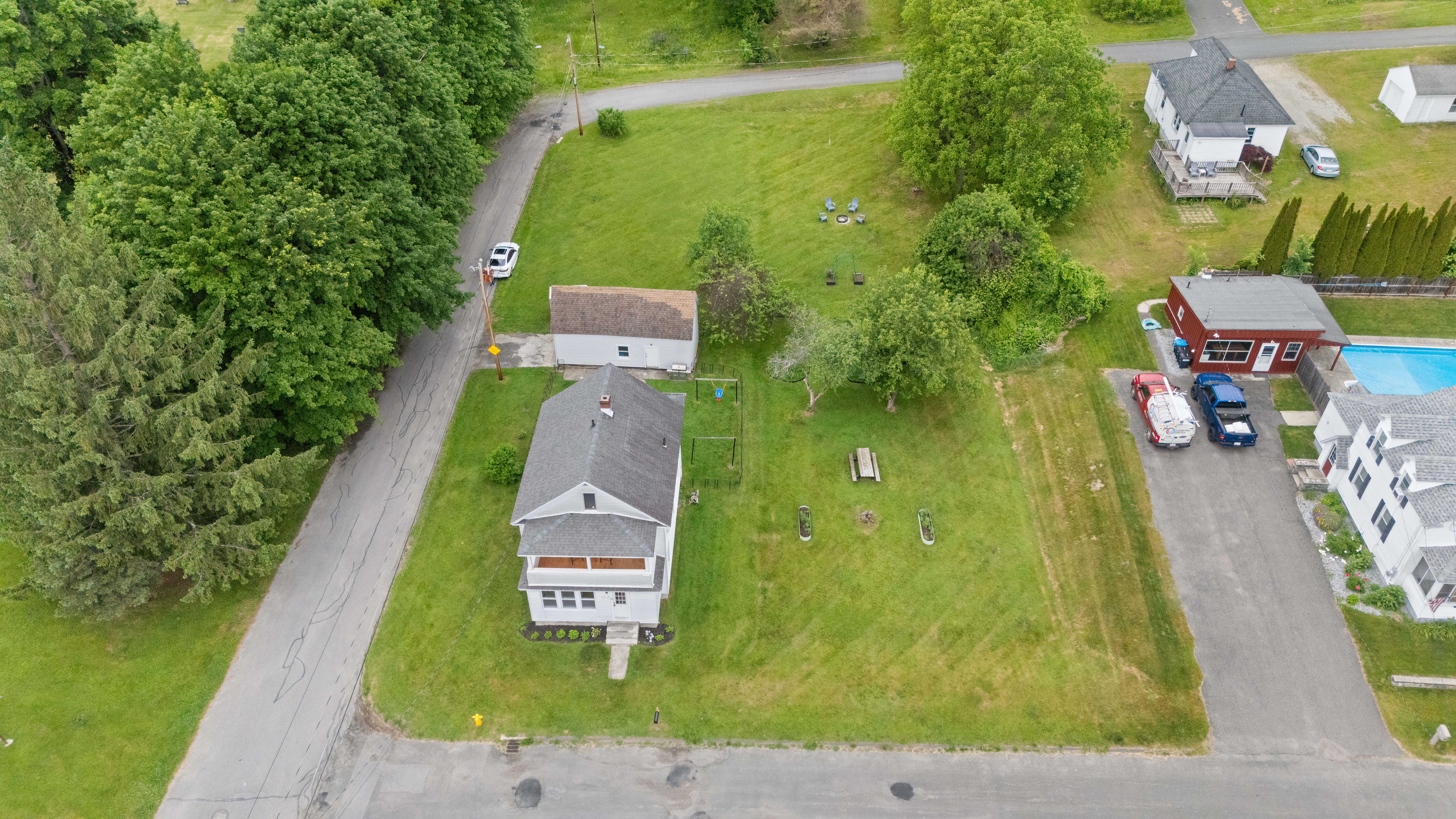  Classic New England Farmhouse with Exceptional Yard - 物件實景