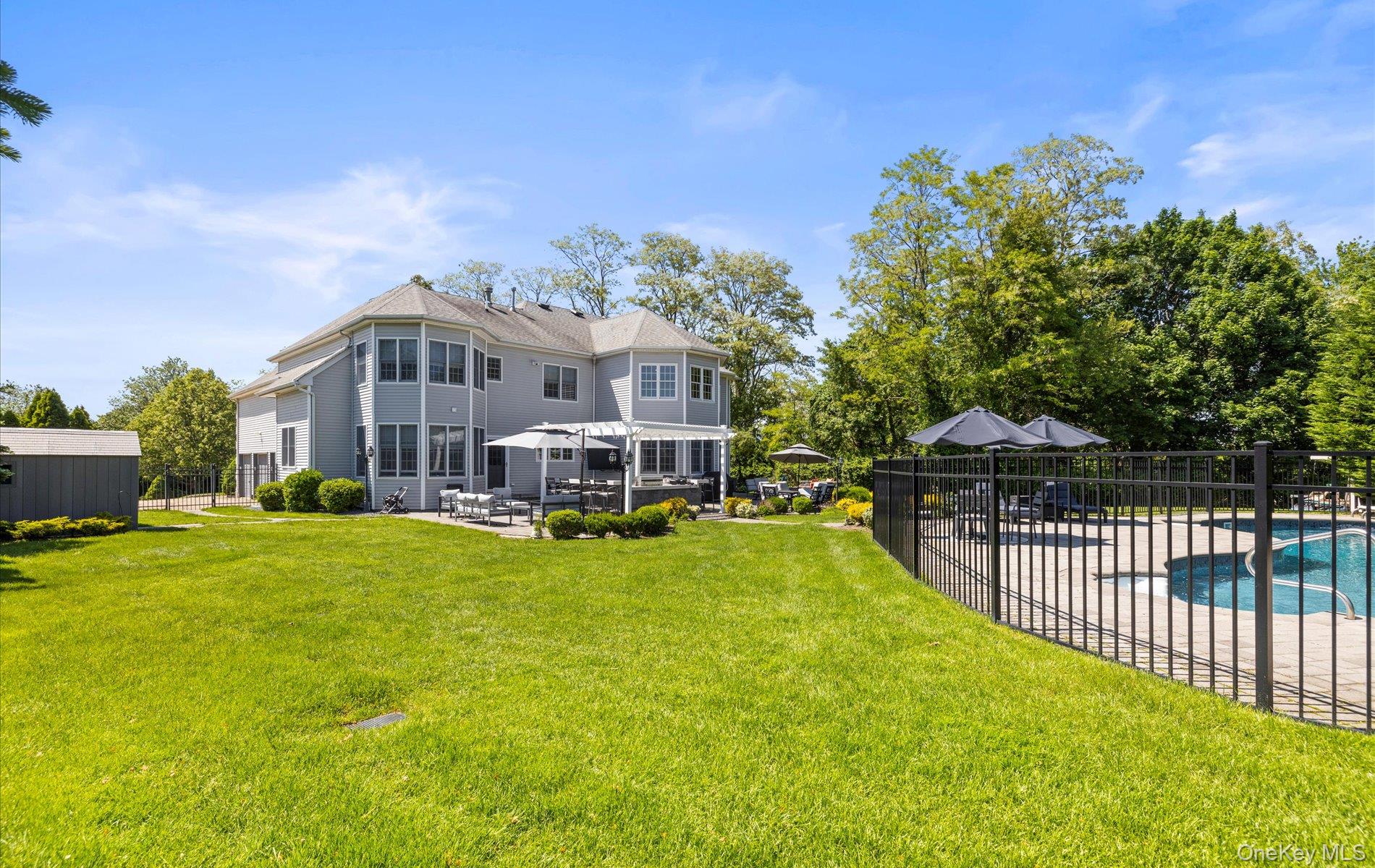 Huntington, New York, 11743, United States, 6 Bedrooms Bedrooms, ,4 BathroomsBathrooms,Residential,For Sale,1827761