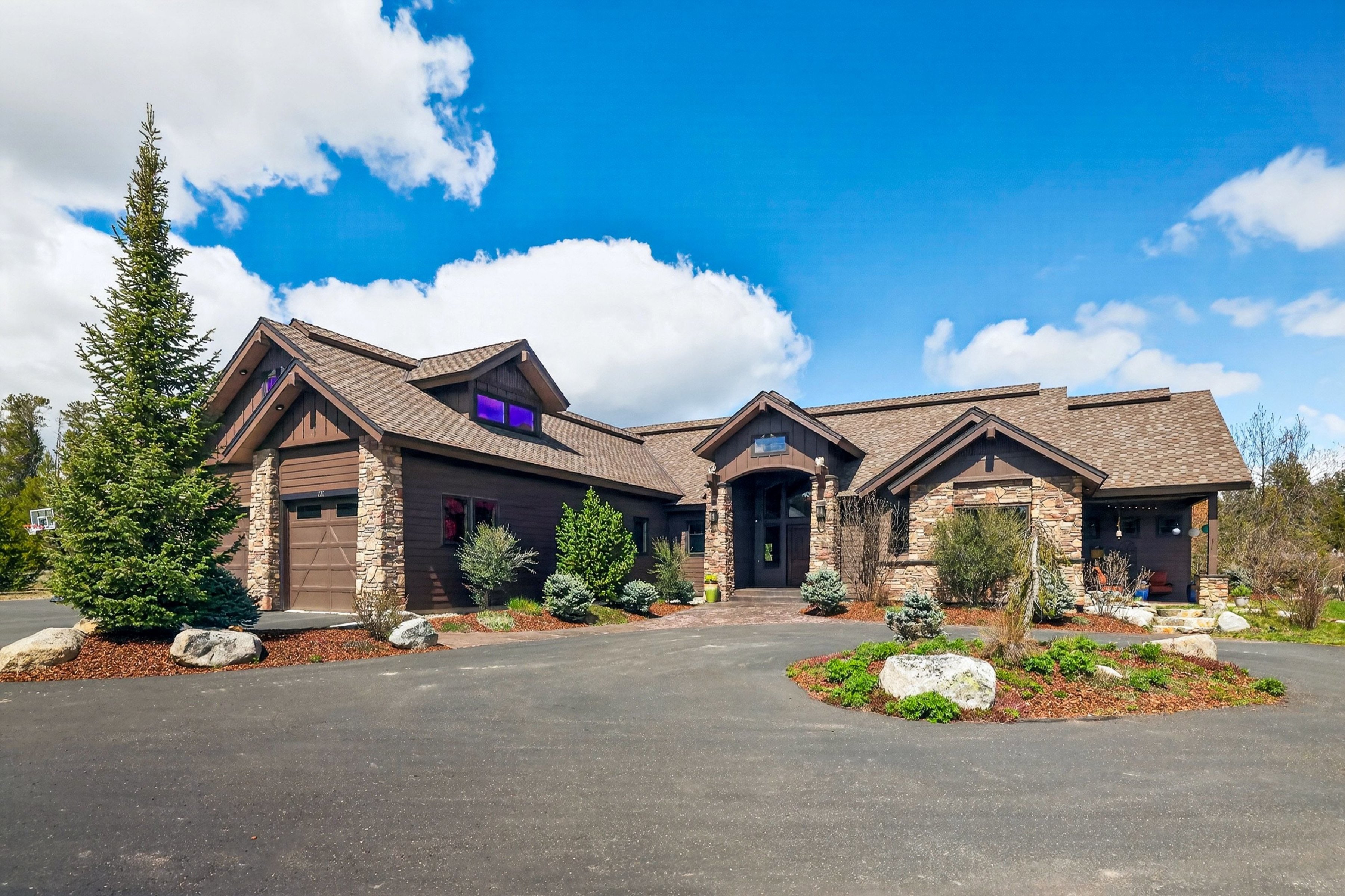  Stunning Home with Payette River Frontage on 2.66 Acres in McCall, Idaho - 物件實景