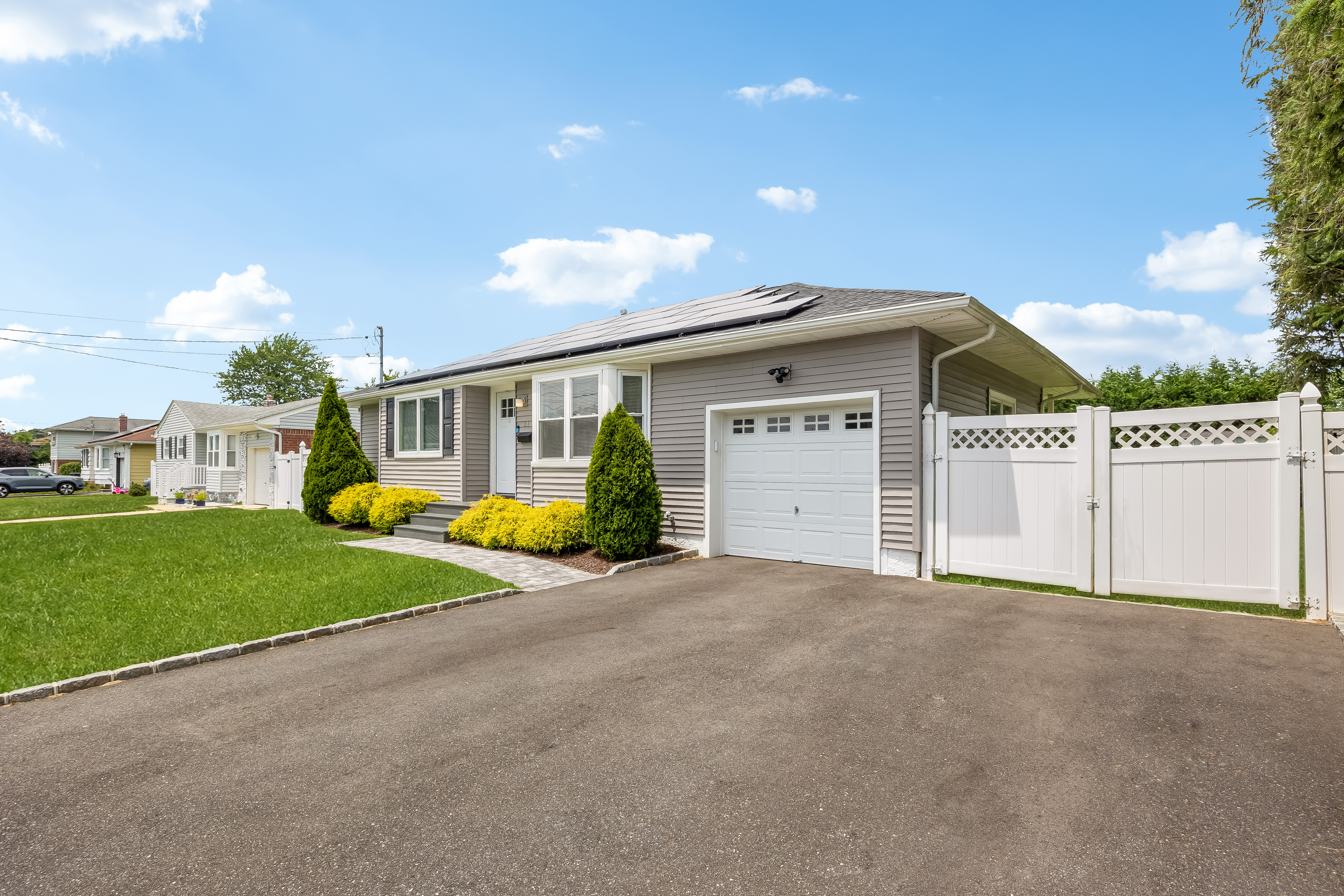 Deer Park, New York, 11729, United States, 3 Bedrooms Bedrooms, ,2 BathroomsBathrooms,Residential,For Sale,1915383