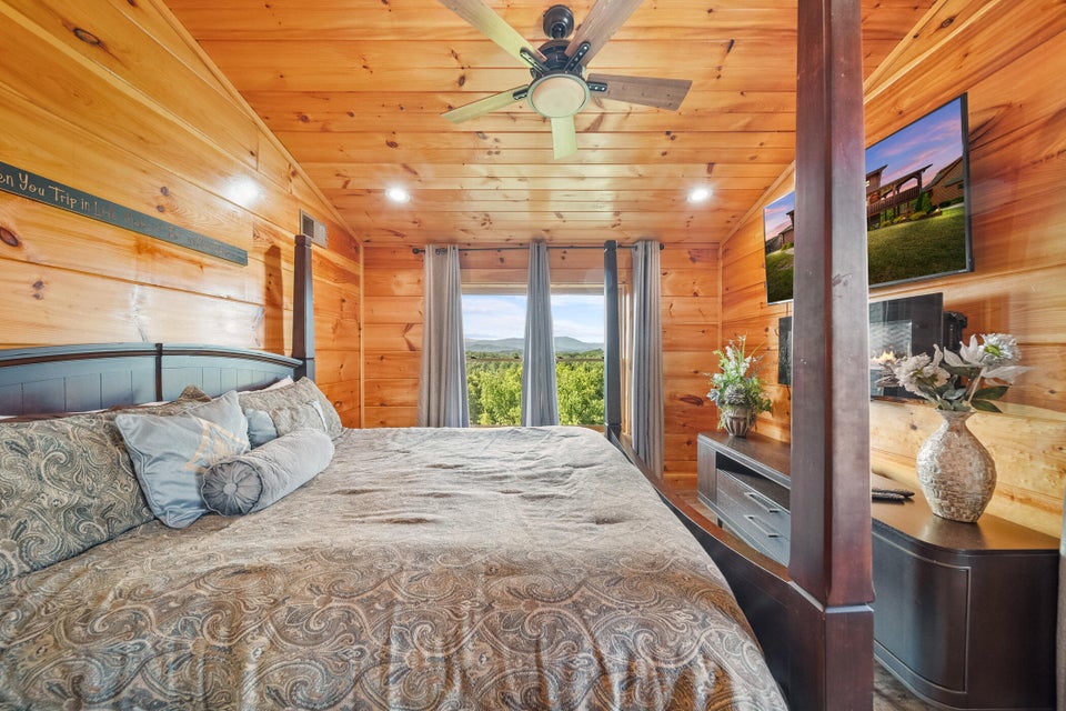 Sevierville, Tennessee, 37876, United States, 4 Bedrooms Bedrooms, ,6 BathroomsBathrooms,Residential,For Sale,1976346