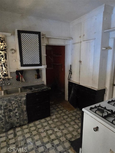 Los Angeles, California, 90062, United States, 4 Bedrooms Bedrooms, ,Residential,For Sale,1942774
