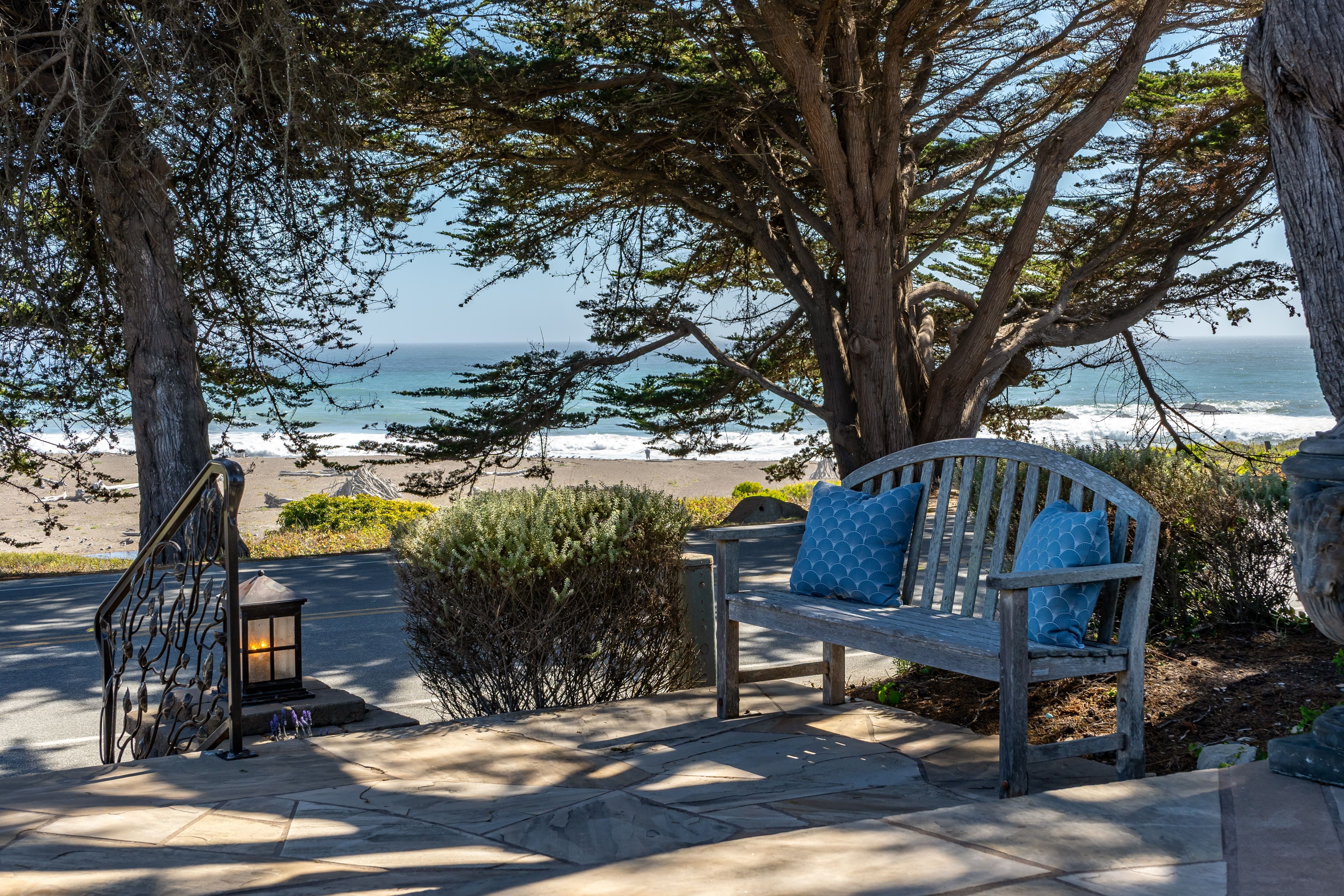  Rare Single-Level Oceanfront Retreat on World-Famous Moonstone Beach - 物件實景