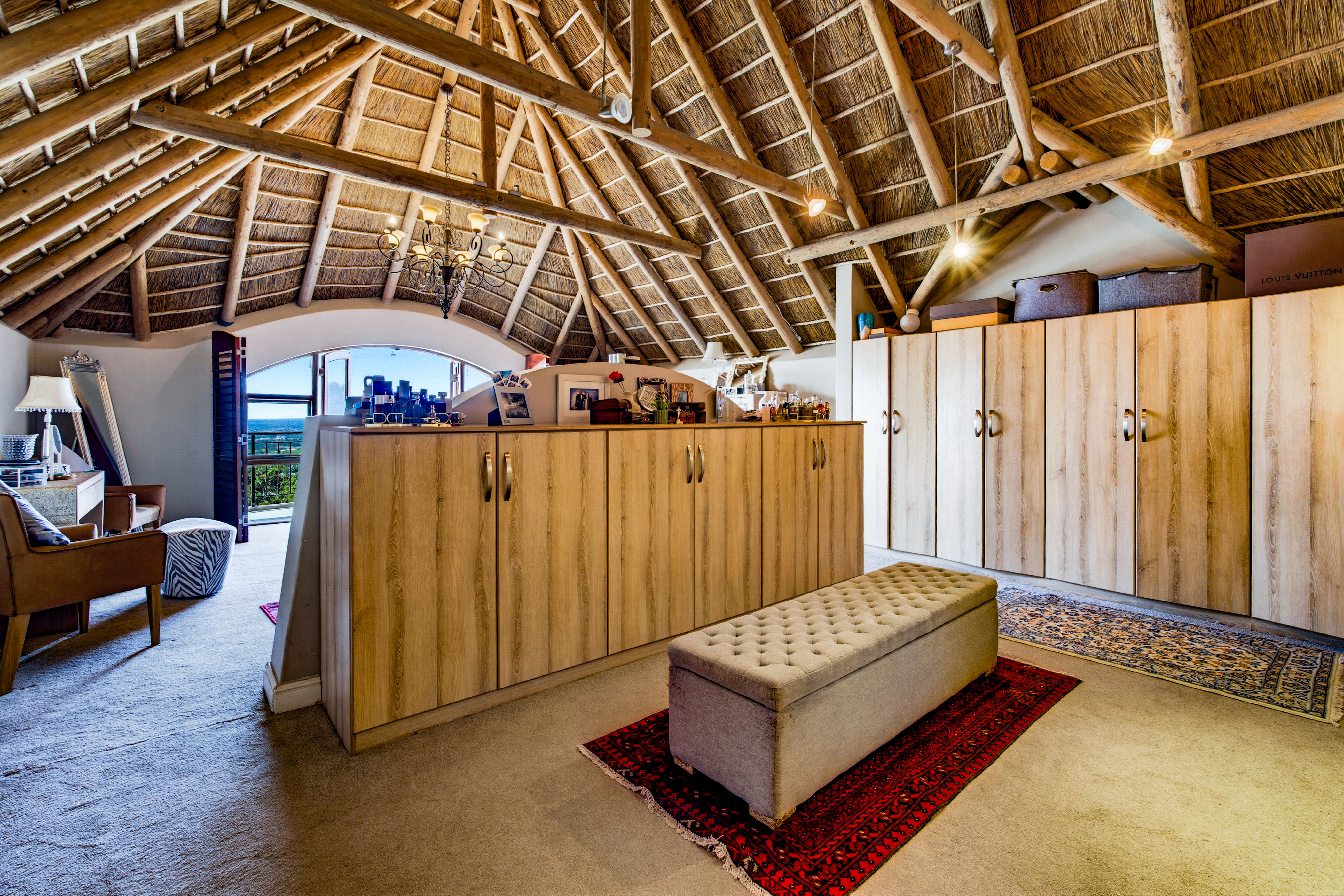  Elevated Family Living with Exceptional Mountain and Valley Views - 物件實景