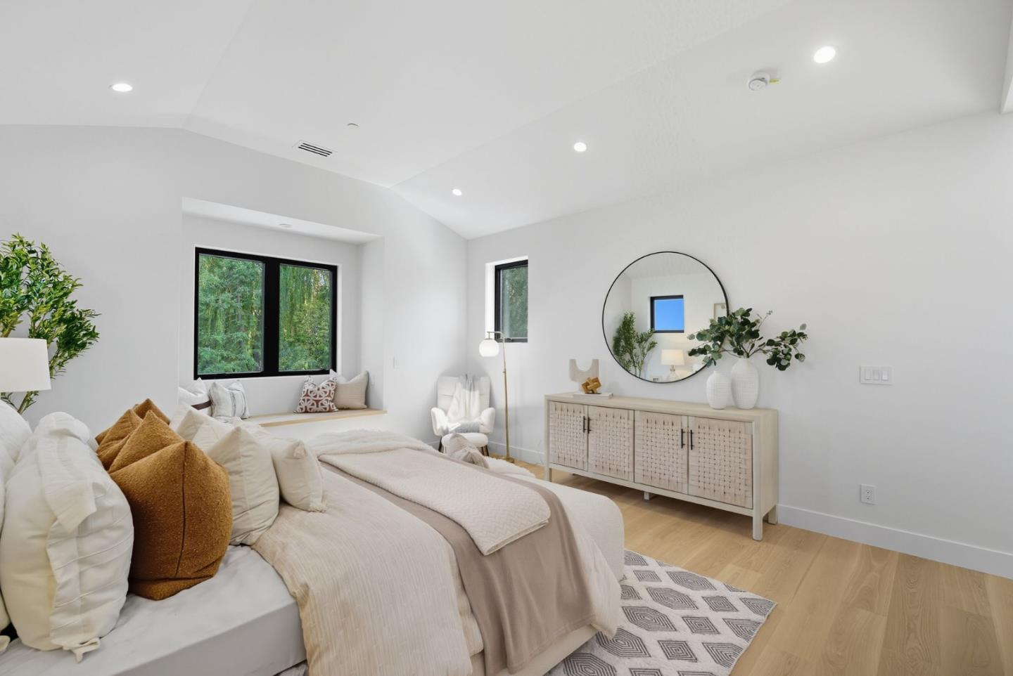 Menlo Park, California, 94025, United States, 6 Bedrooms Bedrooms, ,7 BathroomsBathrooms,Residential,For Sale,1947482
