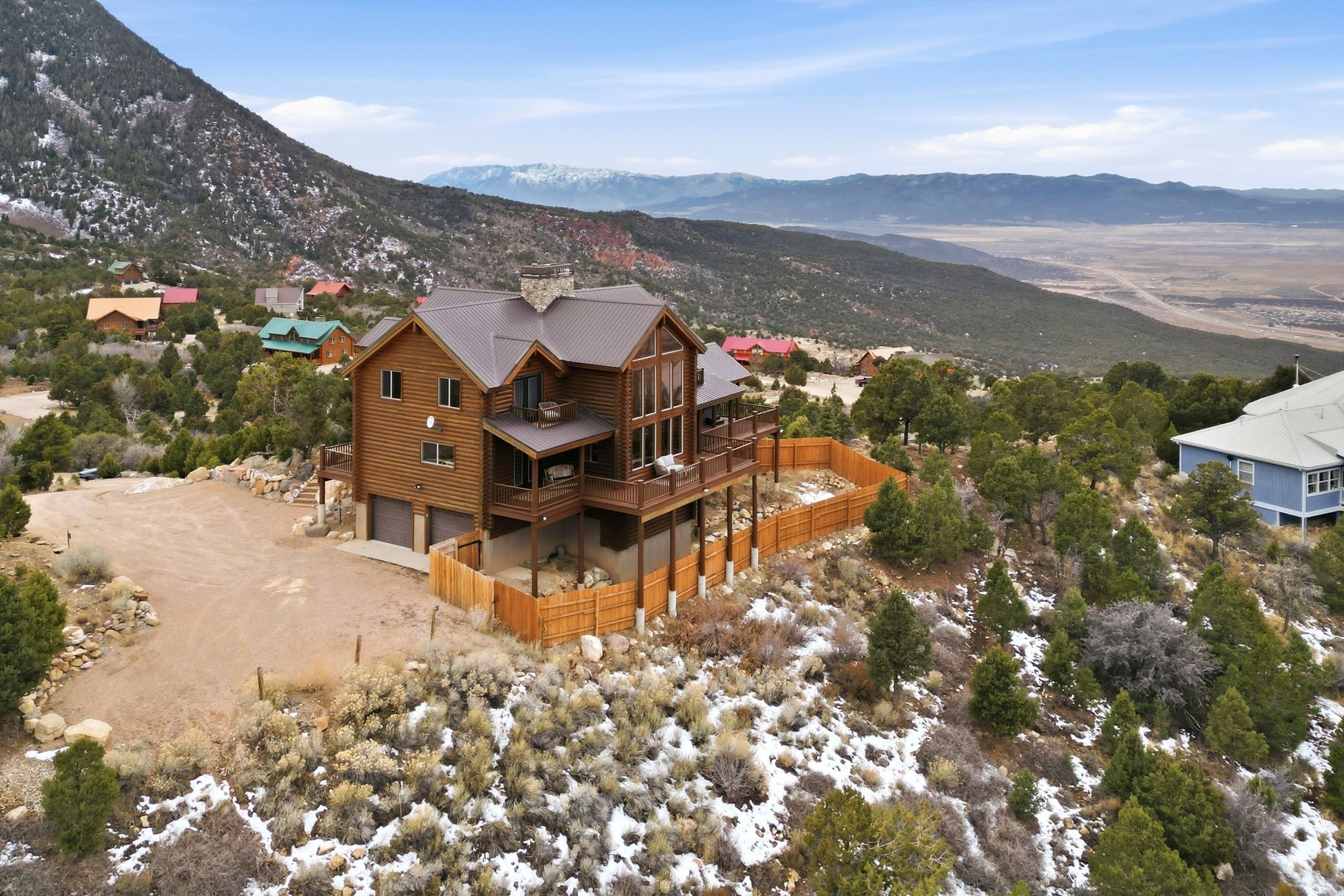  Renovated Log Cabin in Cedar Highlands with Wraparound Deck & Mountain Views - 物件實景