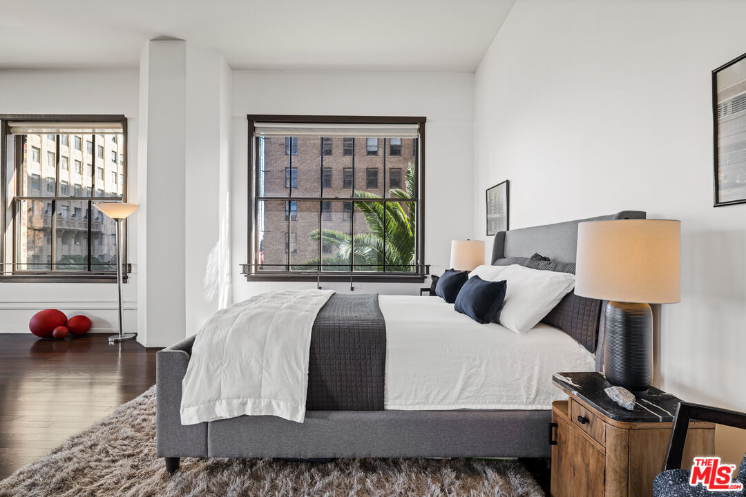 Los Angeles, California, 90028, United States, 2 Bedrooms Bedrooms, ,2 BathroomsBathrooms,Residential,For Sale,1827936