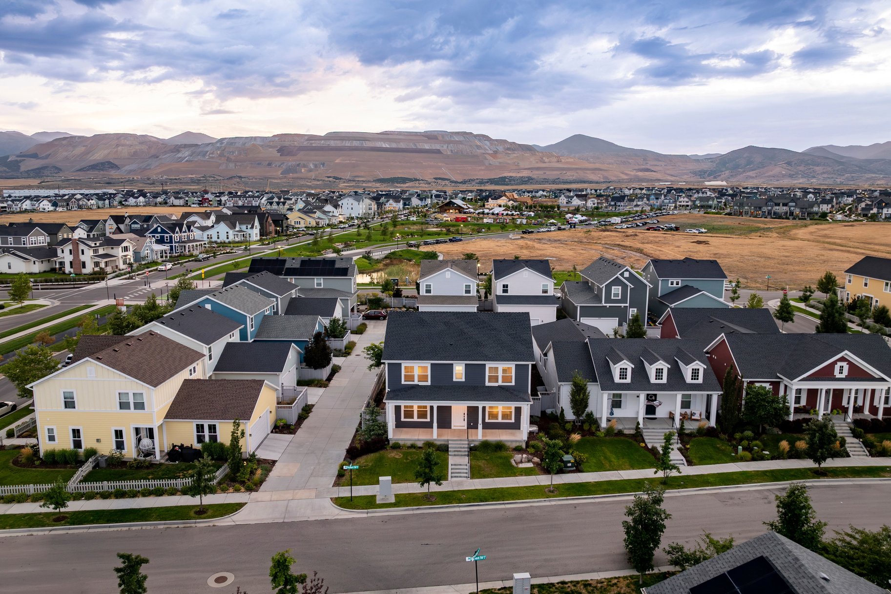  Daybreak Living With A 3-Car Garage - 物件實景