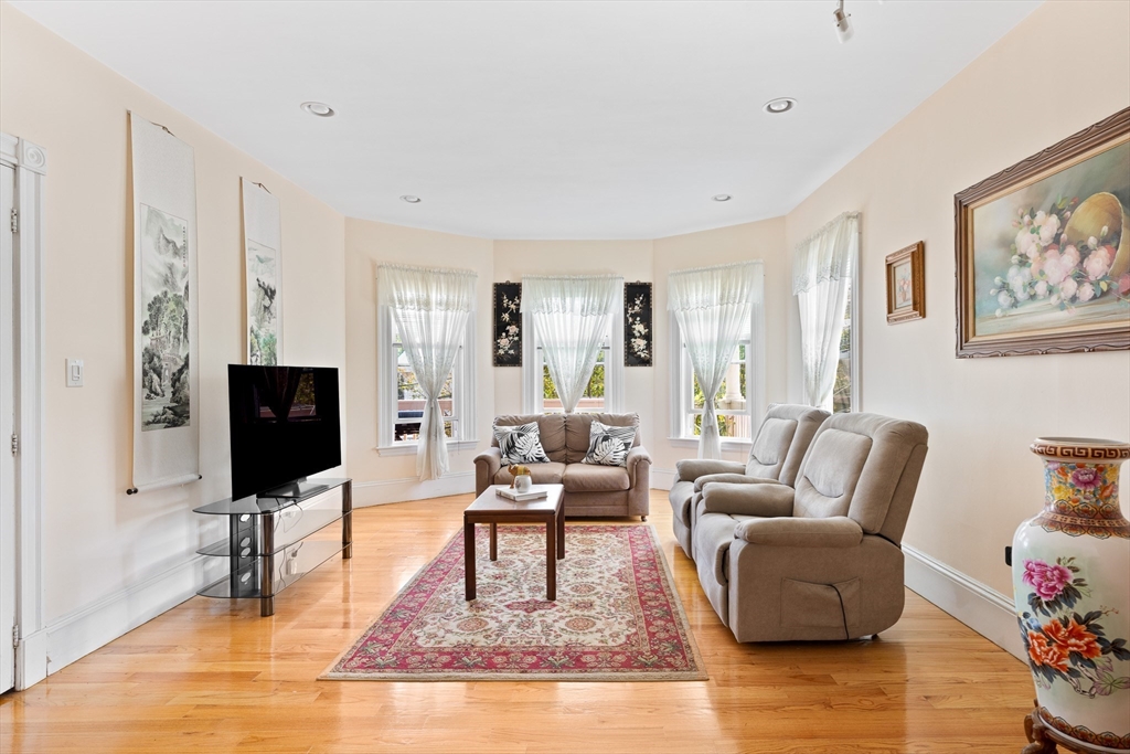 Somerville, Massachusetts, 02143, United States, 2 Bedrooms Bedrooms, ,1 BathroomBathrooms,Residential,For Sale,1940482