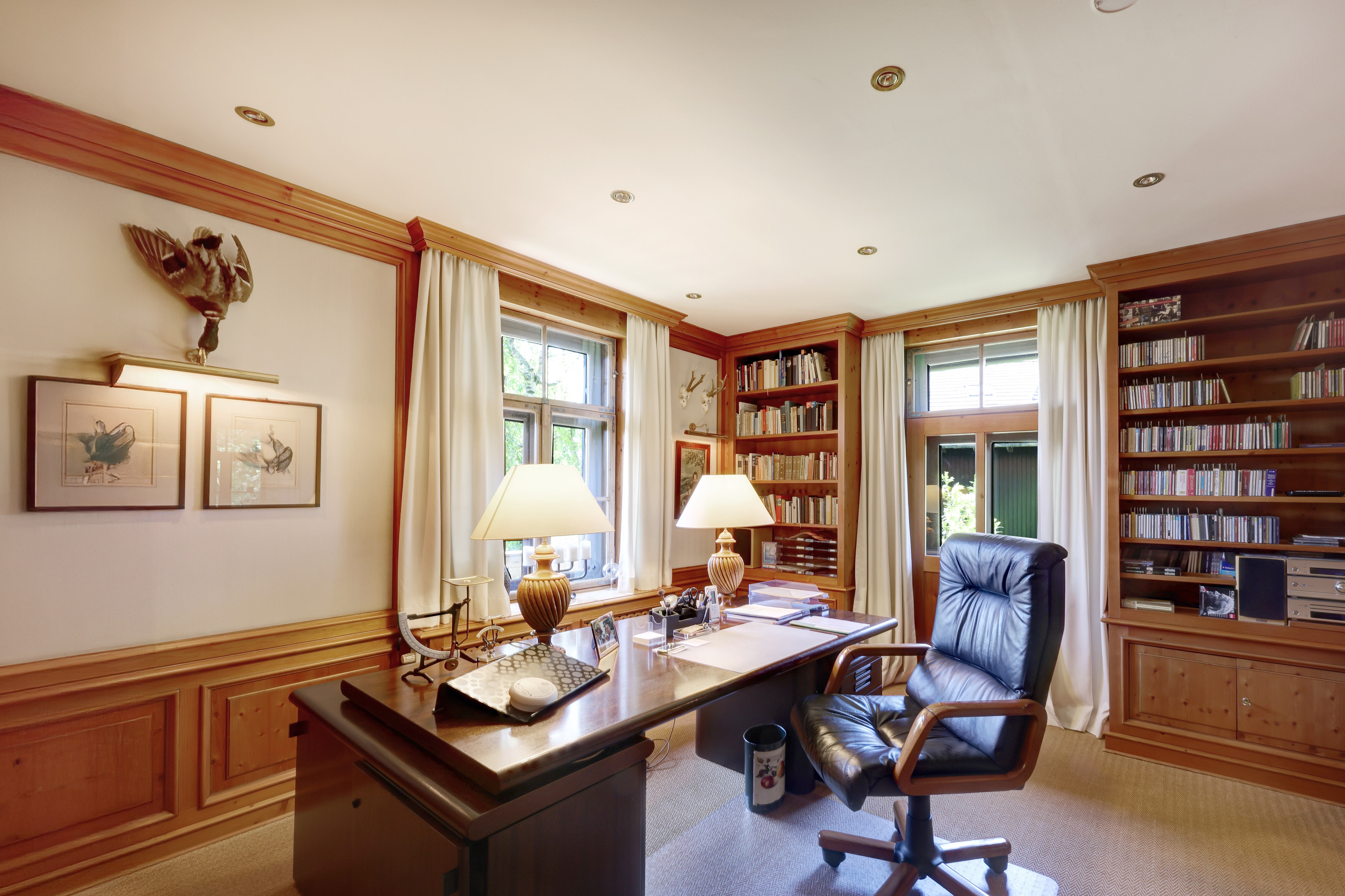  A charming country house in the traditional style—surrounded by mature trees - 物件實景