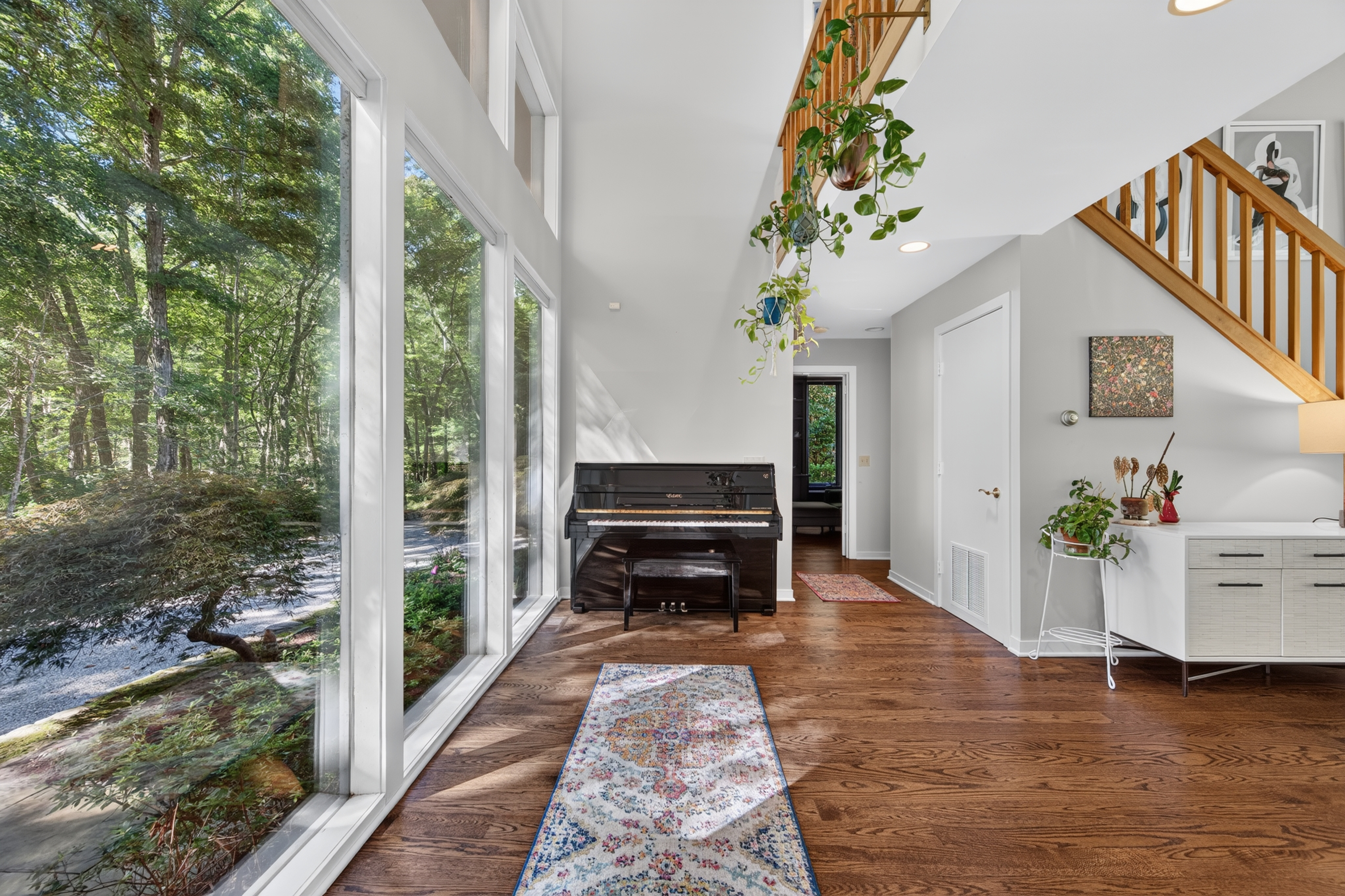  Immaculate Home with Classic Versatile Design Offers Privacy - 物件實景