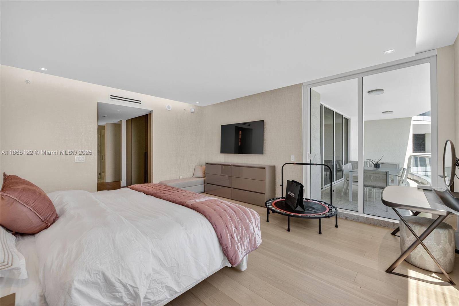 Aventura, Florida, 33160, United States, 3 Bedrooms Bedrooms, ,4 BathroomsBathrooms,Residential,For Sale,1942054