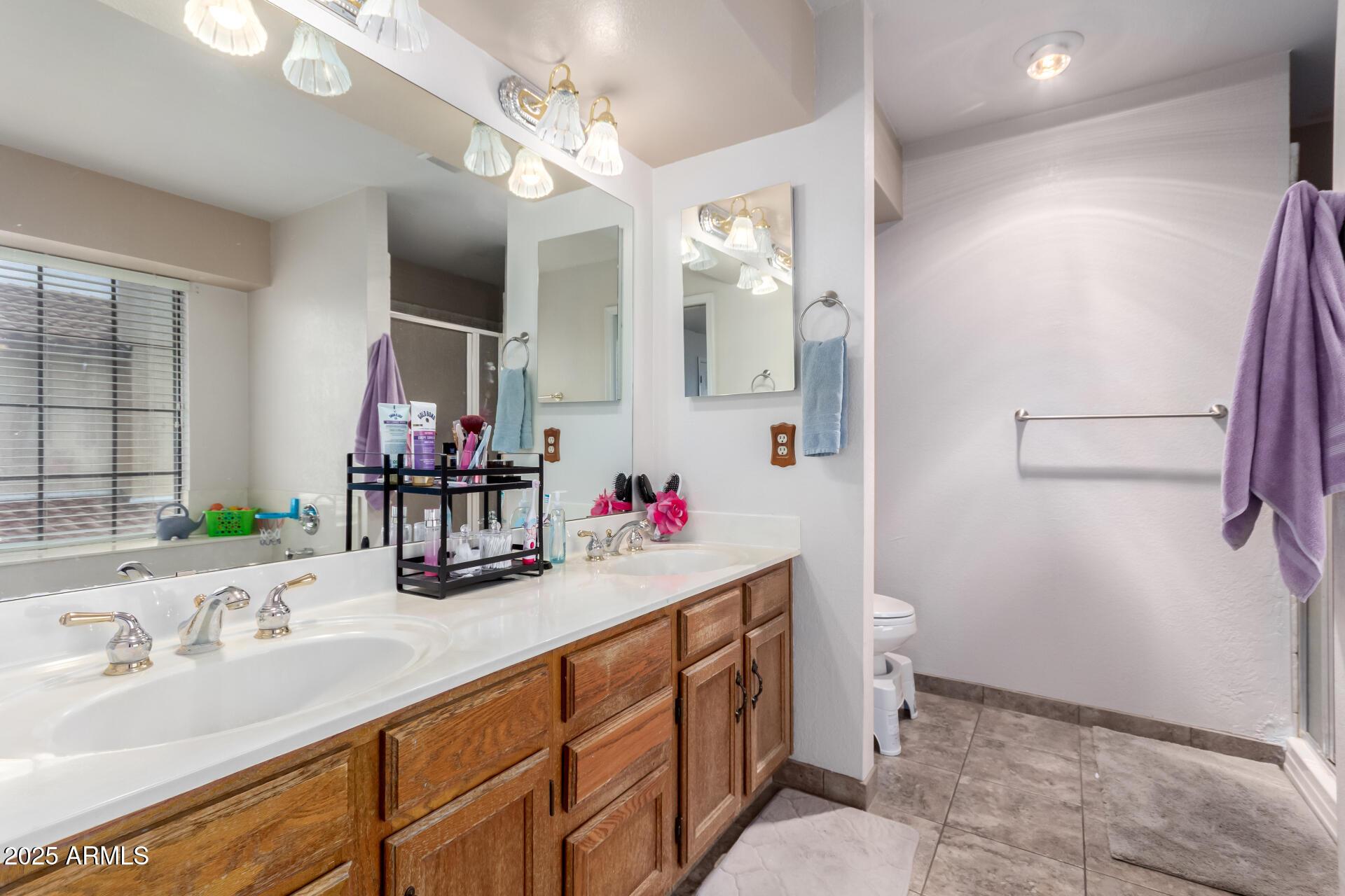 Glendale, Arizona, 85302, United States, 4 Bedrooms Bedrooms, ,4 BathroomsBathrooms,Residential,For Sale,1977849