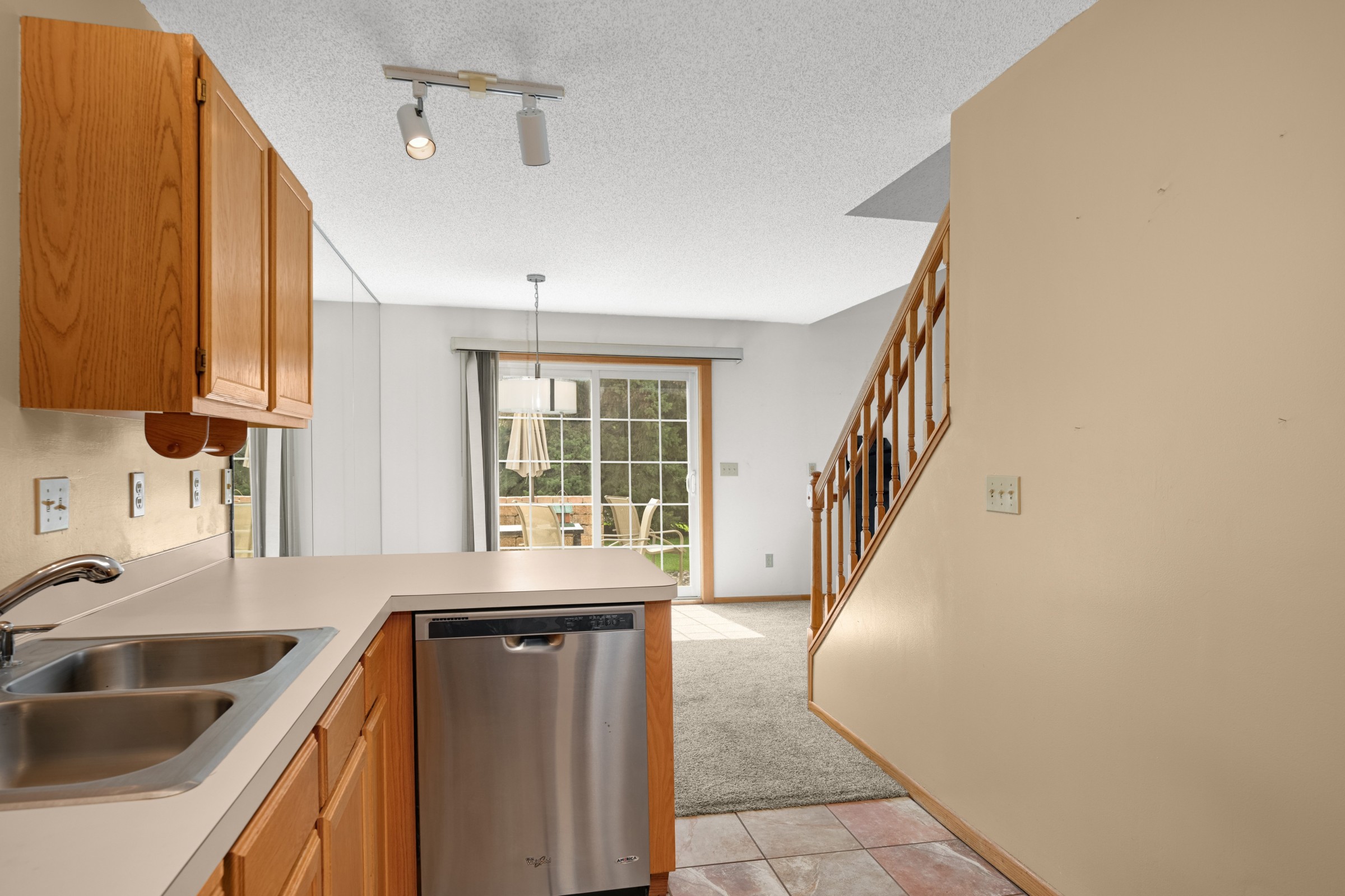  Sun-Filled End Unit in Prime Eagan Location - 物件實景