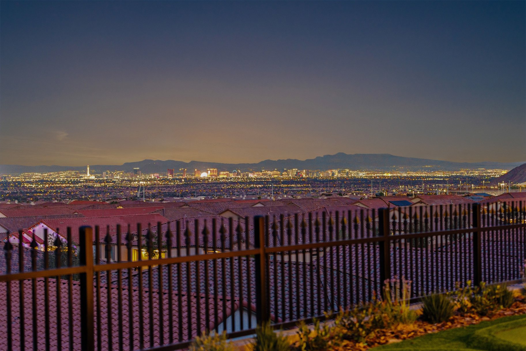  Thoughtfully Upgraded Home Set on an Elevated Lot Offering Sweeping Views - 物件實景