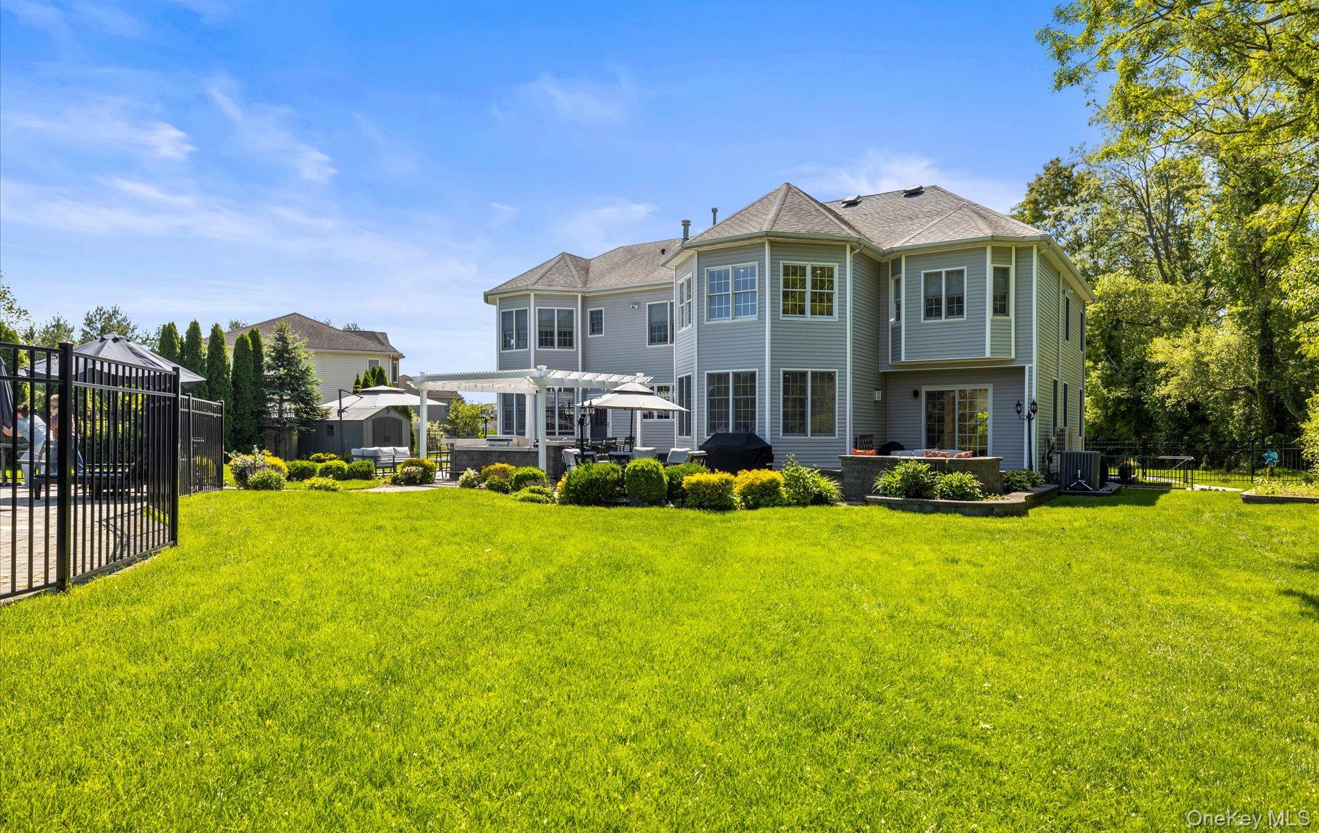 Huntington, New York, 11743, United States, 6 Bedrooms Bedrooms, ,4 BathroomsBathrooms,Residential,For Sale,1827761