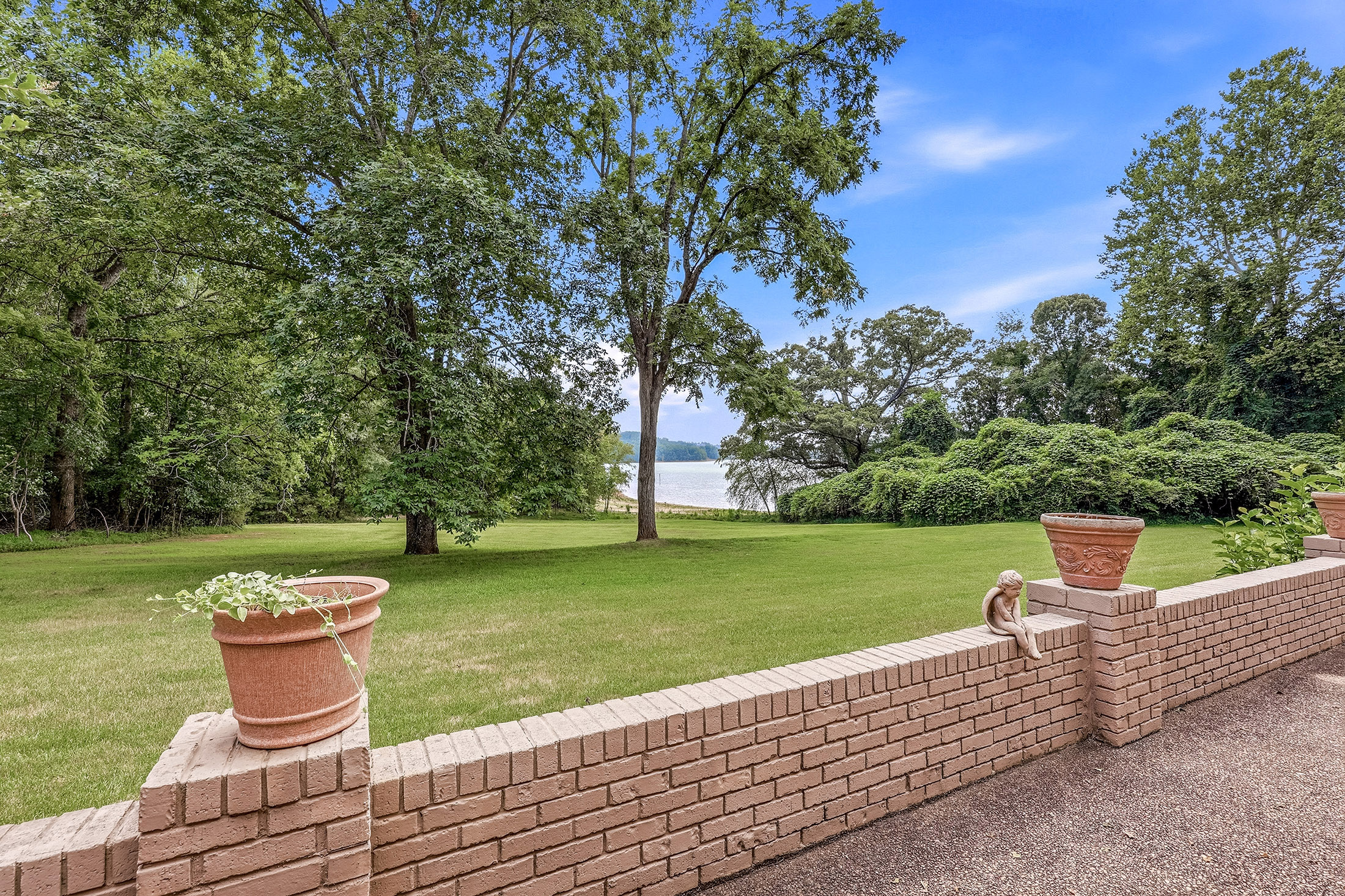  Lakefront Estate with Private Dock, Guest Home and Pool - 物件實景