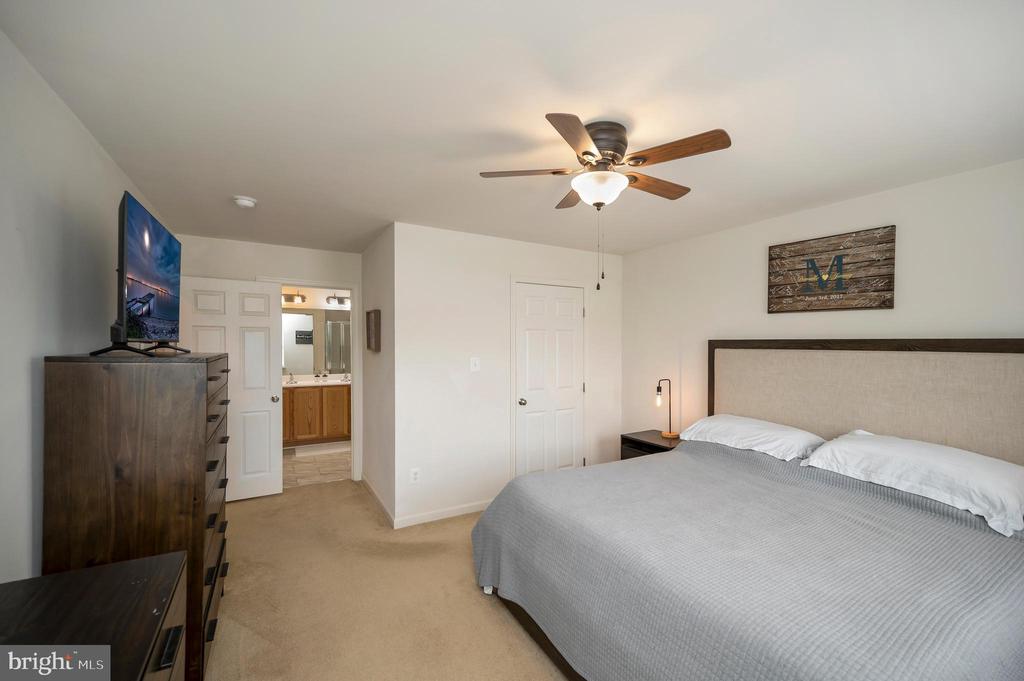 Fredericksburg, Virginia, 22407, United States, 4 Bedrooms Bedrooms, ,4 BathroomsBathrooms,Residential,For Sale,2049321