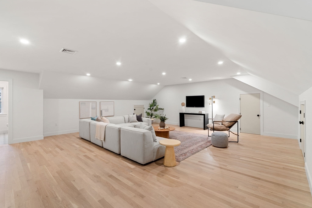 Reading, Massachusetts, 01867, United States, 4 Bedrooms Bedrooms, ,5 BathroomsBathrooms,Residential,For Sale,1988316