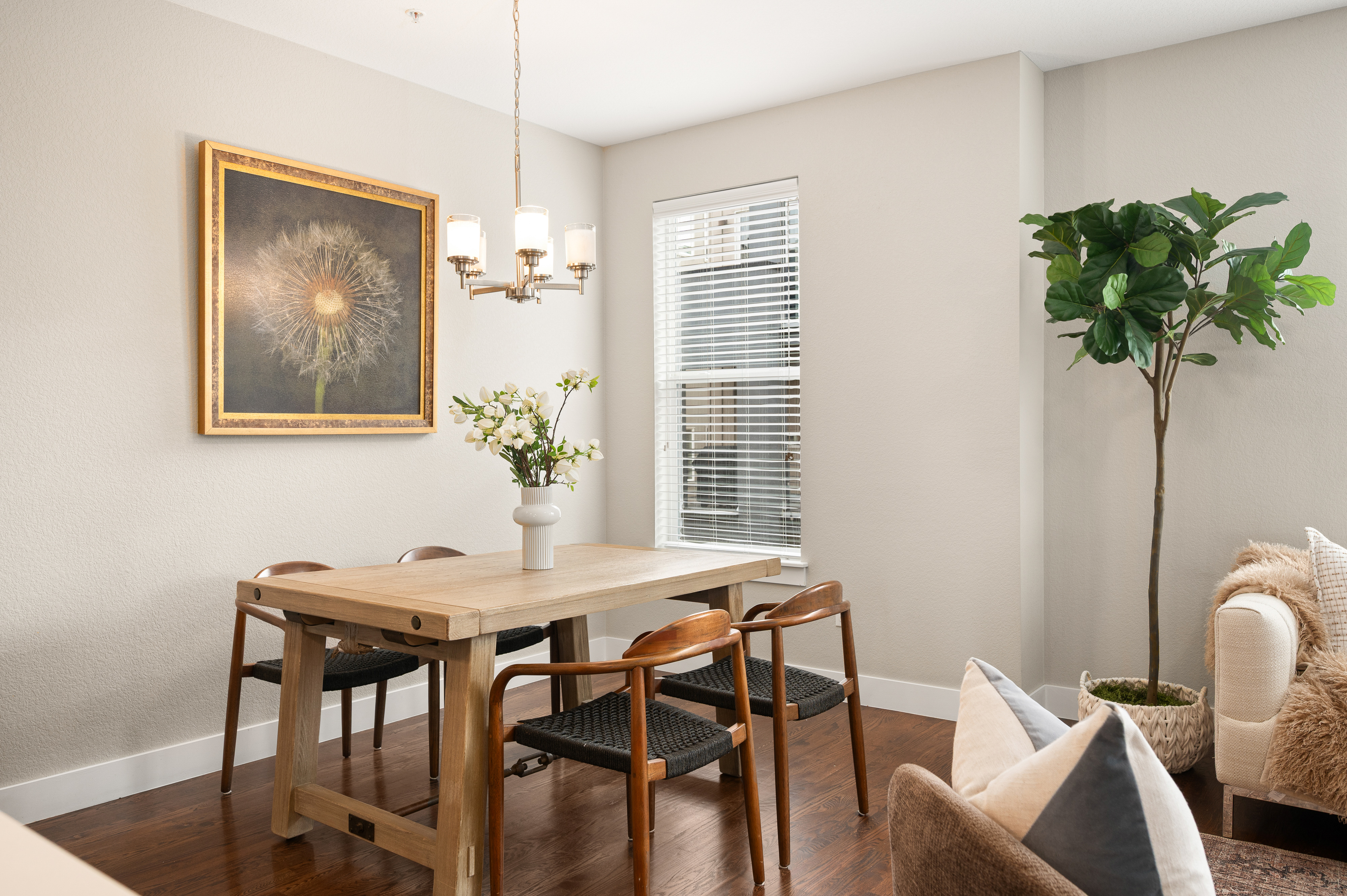  Beautifully Maintained Corner-Unit Townhome with Rooftop Views - 物件實景
