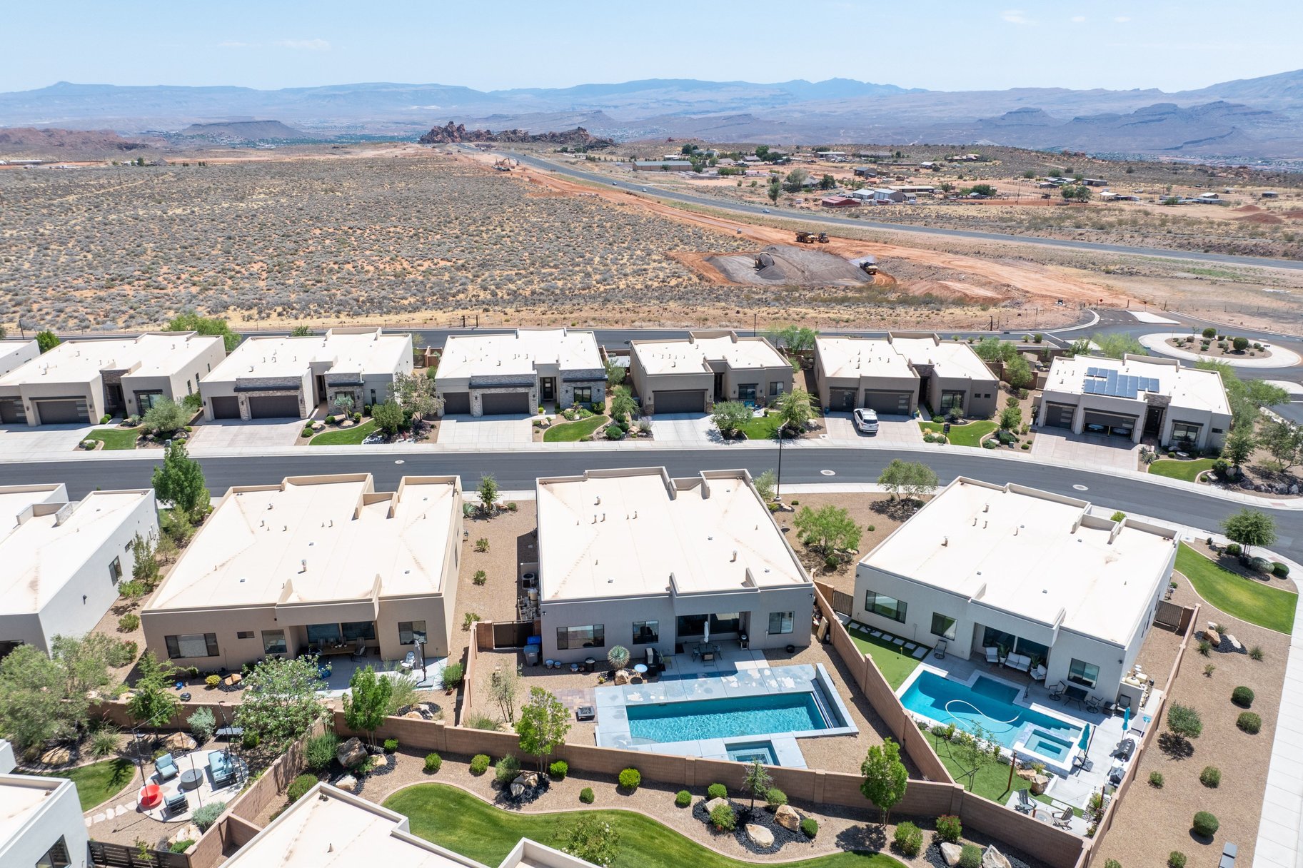  One Level, Private Pool, 3-Car Garage and Views in Pocket Mesa - 物件實景
