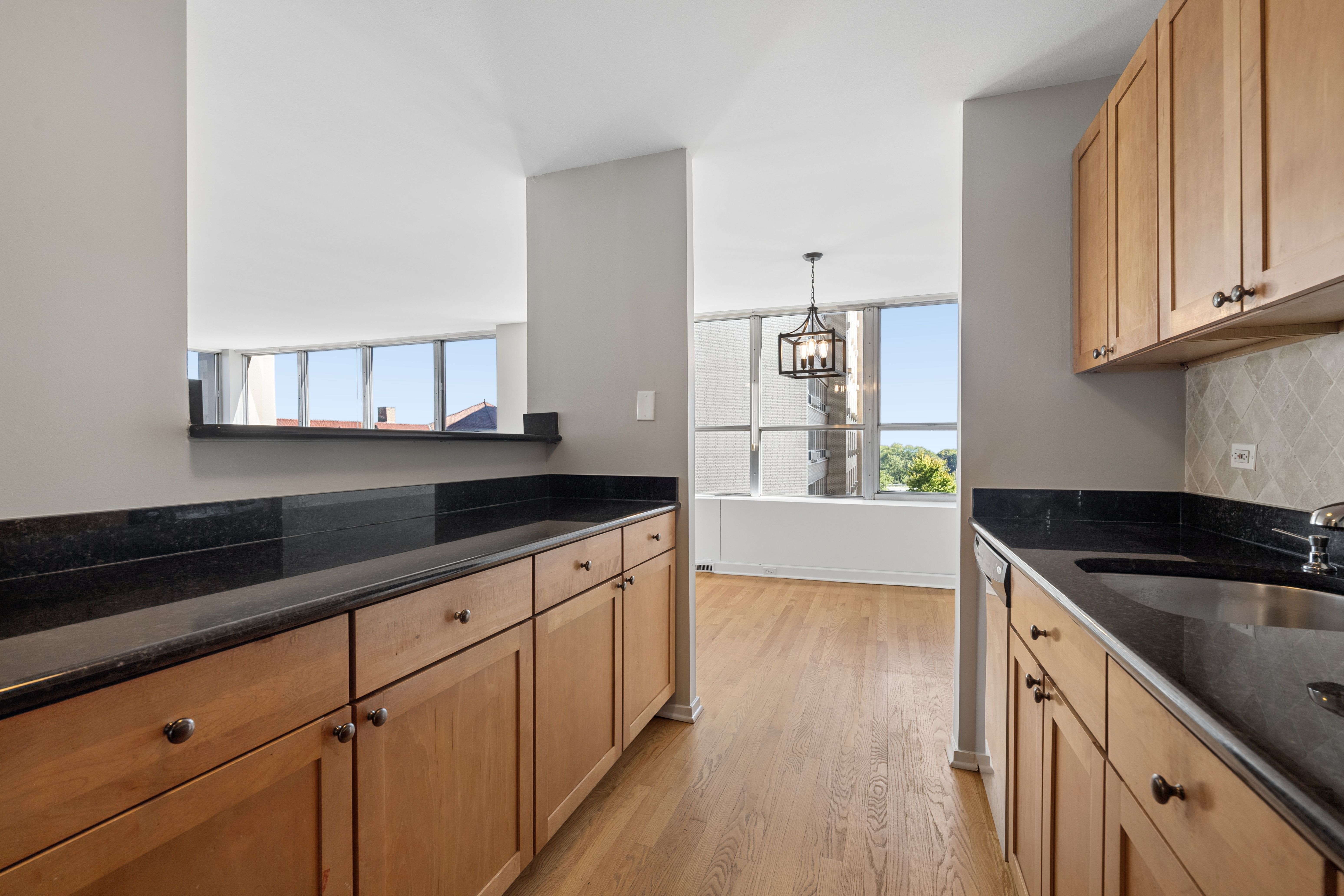  Fantastic Value for This Northeast Corner Unit at Park Place Tower - 物件實景