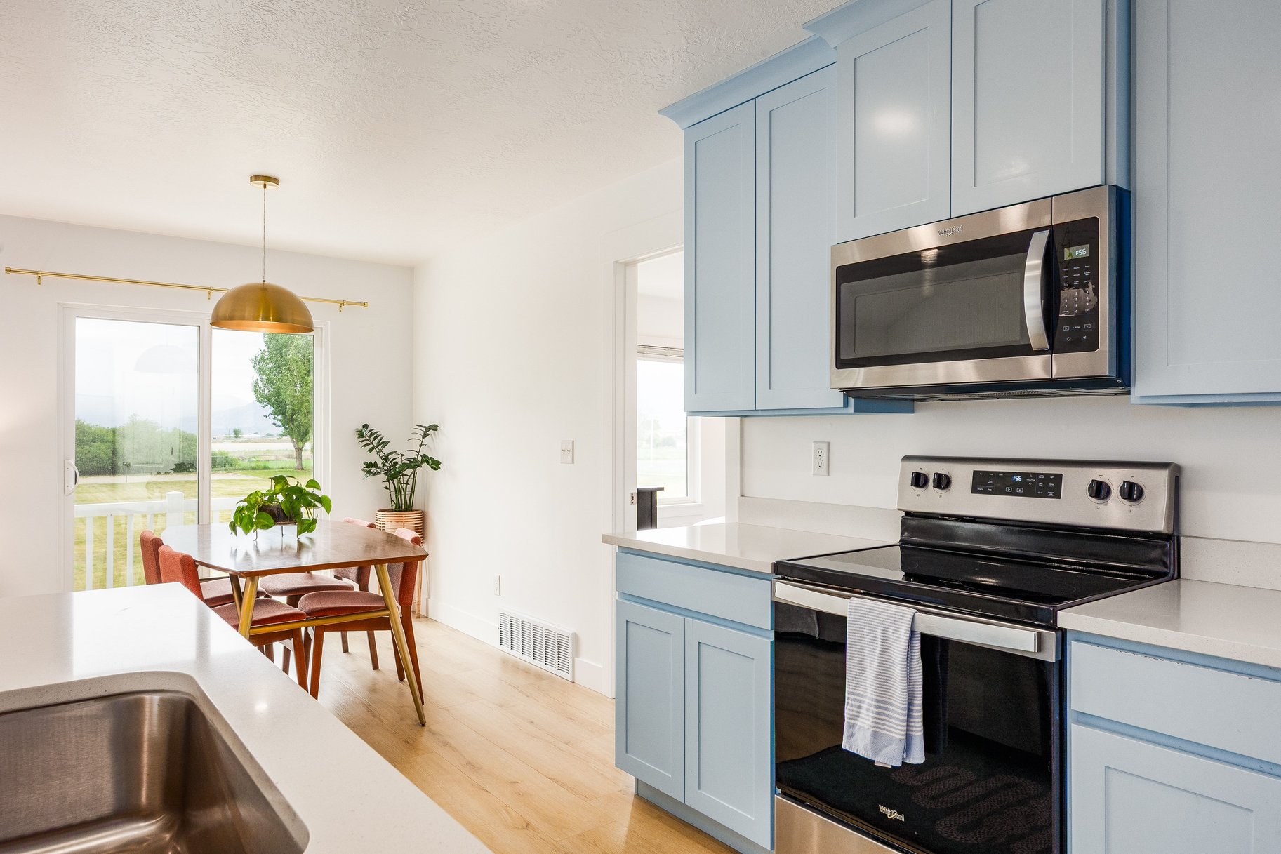  Meticulously Maintained End-Unit Townhome - 物件實景