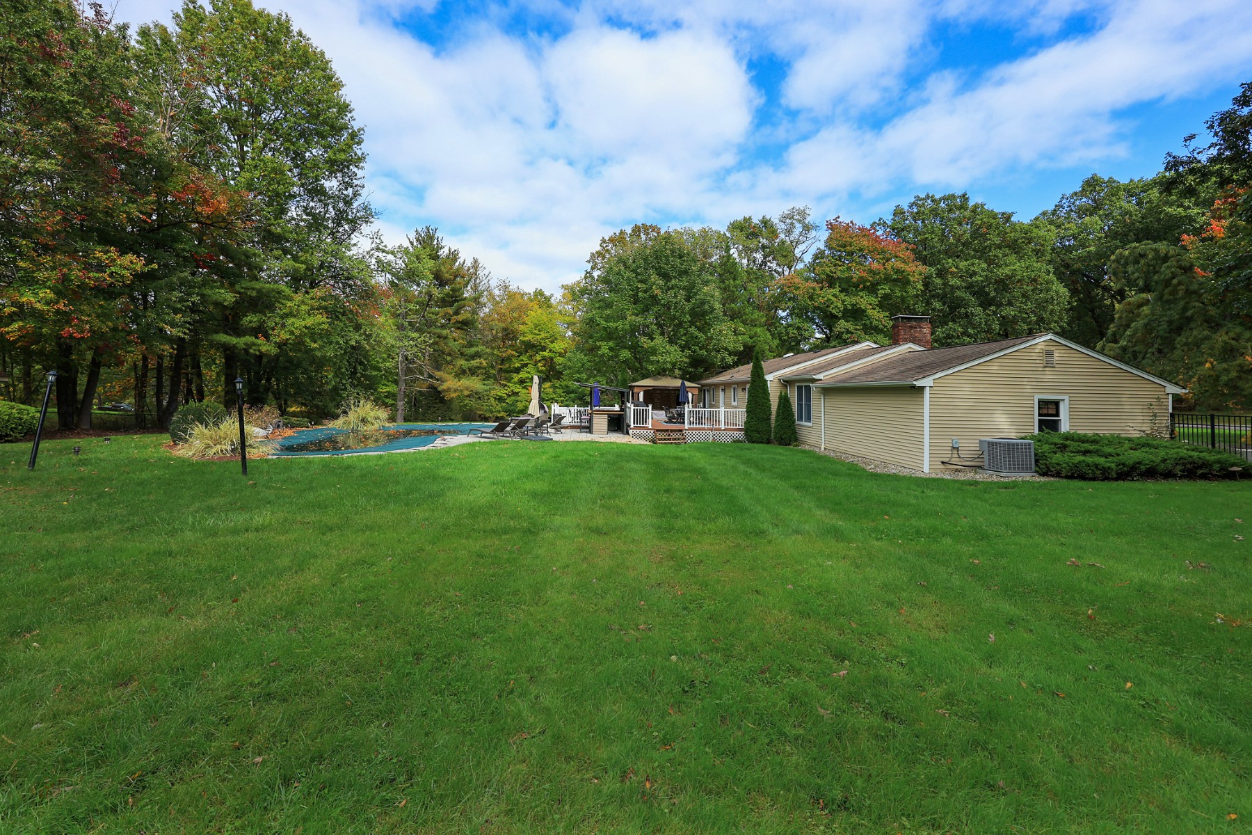  Inviting Ranch Home Offers Exceptional Indoor-Outdoor Entertainment Spaces - 物件實景