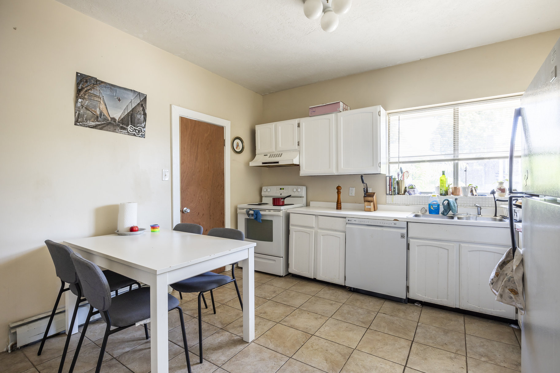  Rare Investment Opportunity on a Well-Maintained LEGAL Triplex - 物件實景