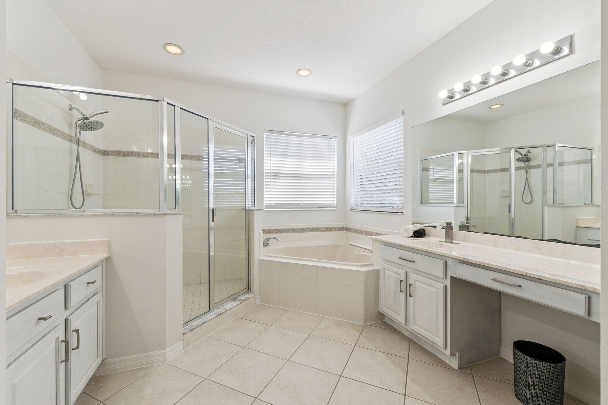 Orlando, Florida, 32825, United States, 5 Bedrooms Bedrooms, ,4 BathroomsBathrooms,Residential,For Sale,1980757