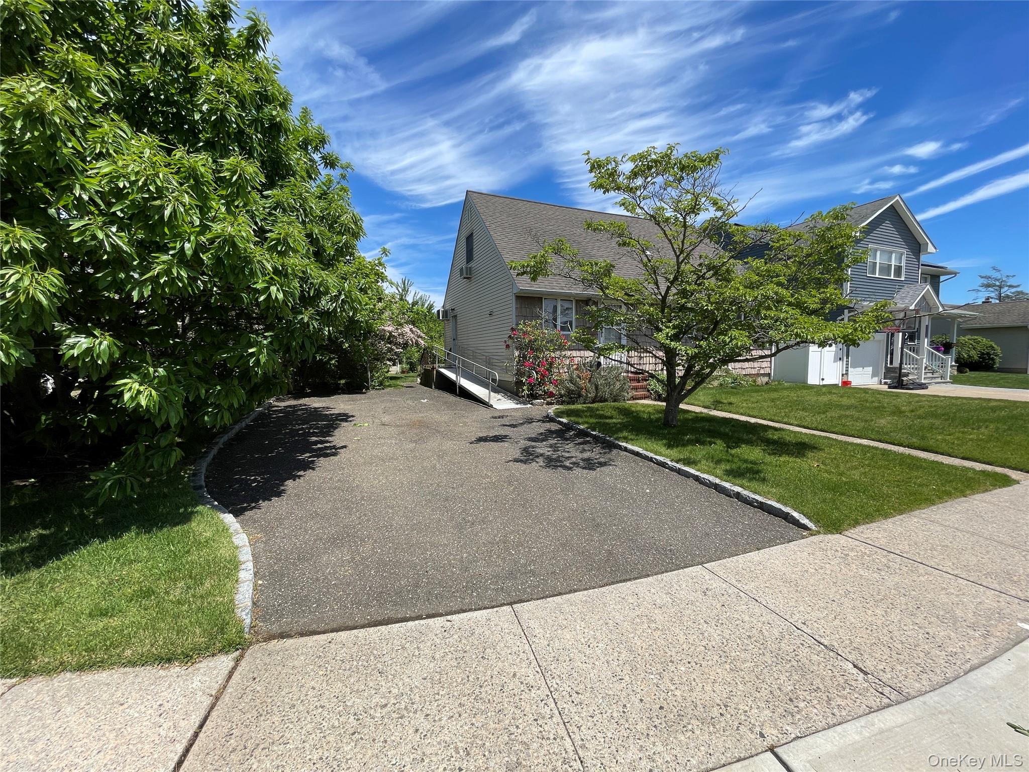Seaford, New York, 11783, United States, 4 Bedrooms Bedrooms, ,2 BathroomsBathrooms,Residential,For Sale,2048192