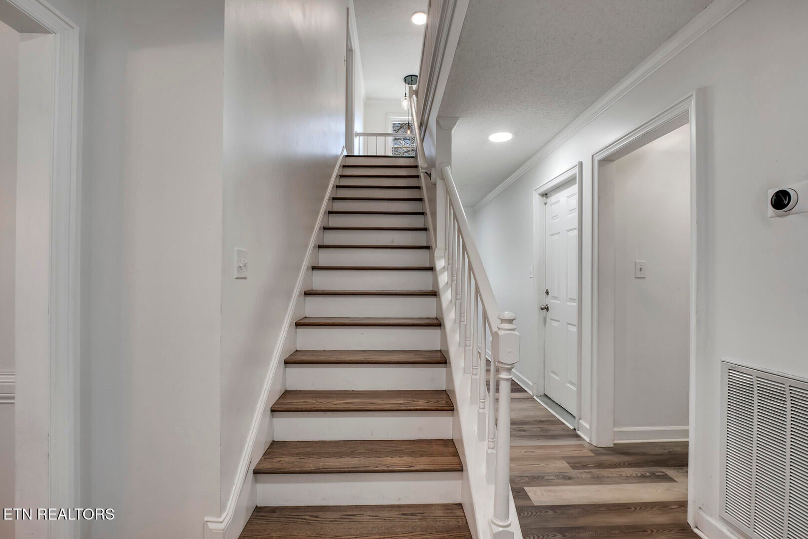 Kingston, Tennessee, 37763, United States, 4 Bedrooms Bedrooms, ,4 BathroomsBathrooms,Residential,For Sale,2011823