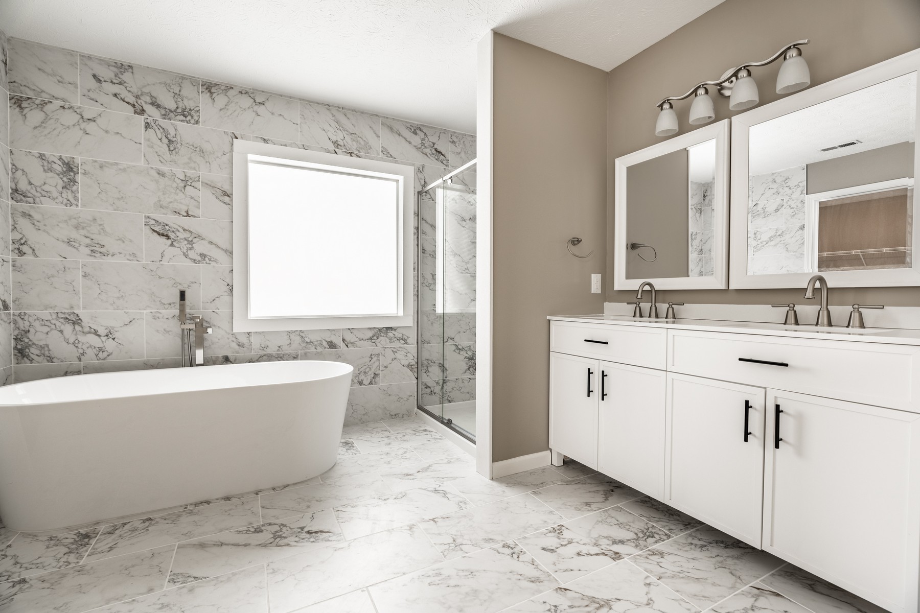  Beautifully Remodeled Geist-Area 4 Bedroom Home - 物件實景