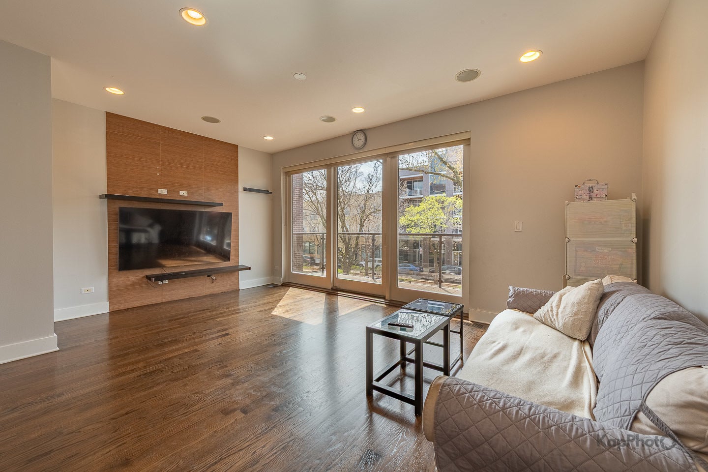 Chicago, Illinois, 60613, United States, 3 Bedrooms Bedrooms, ,2 BathroomsBathrooms,Residential,For Sale,2048399