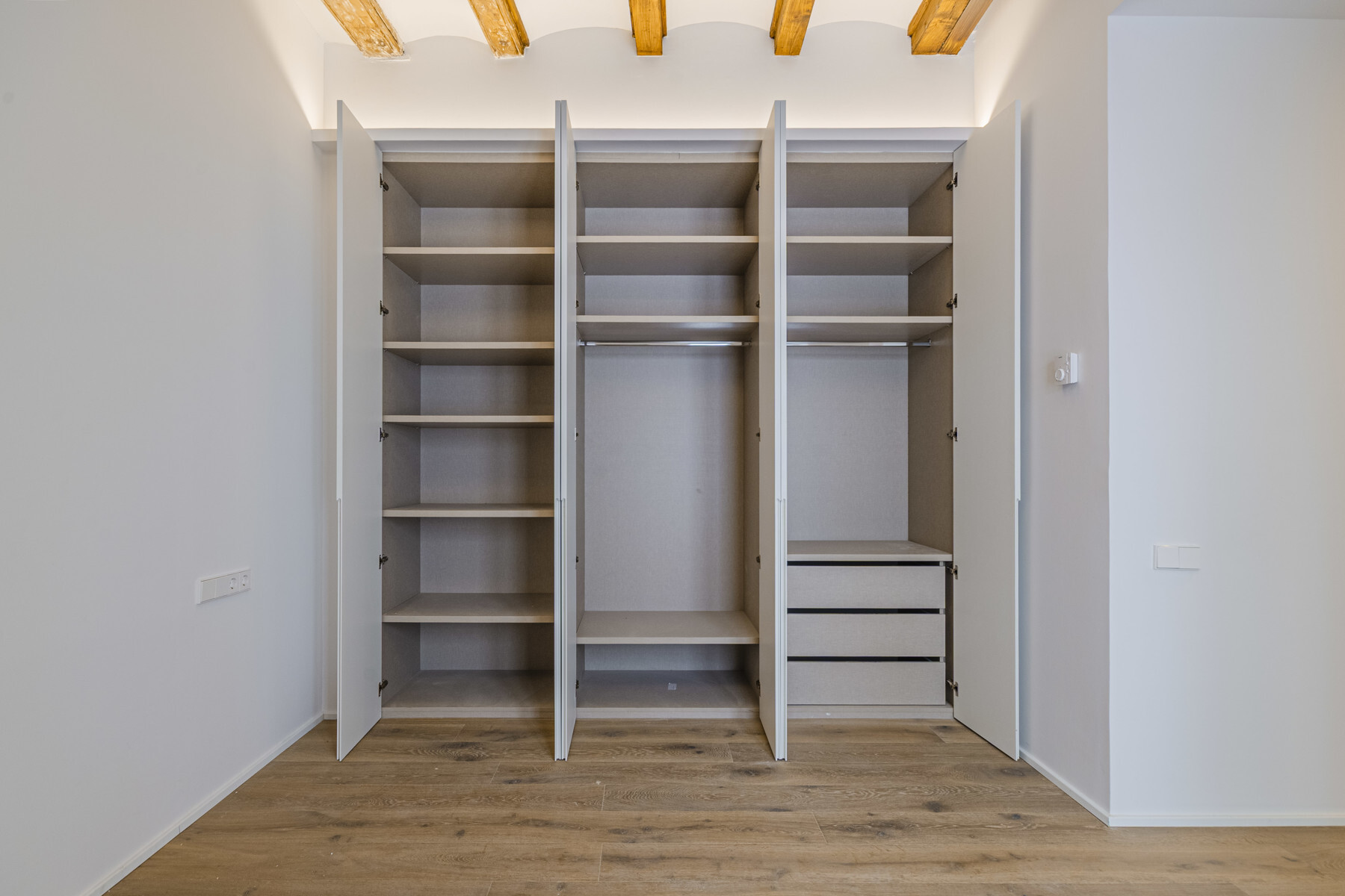  2-bedroom apartment in a listed and renovated building in El Born - 物件實景