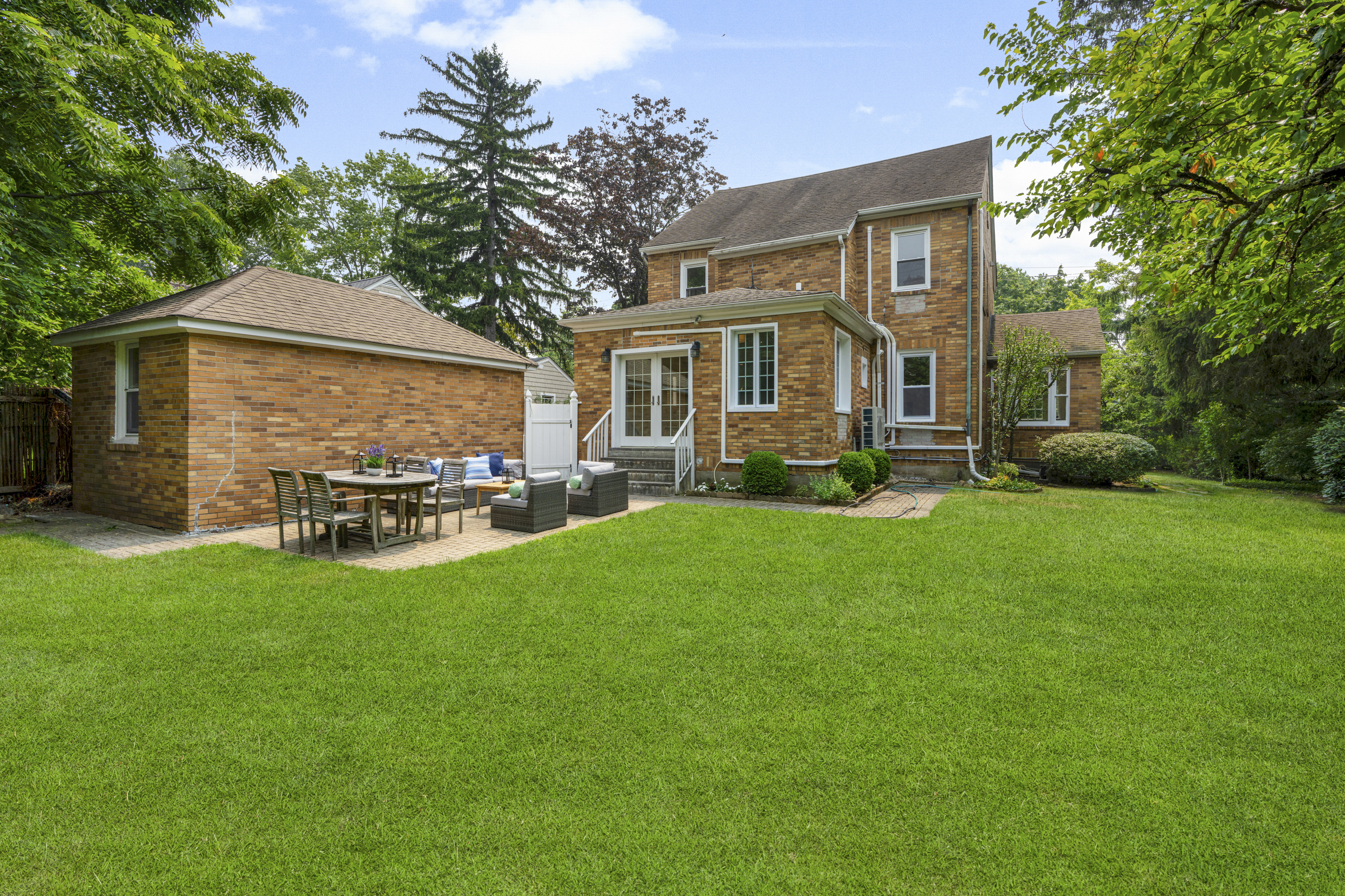  Charming English Cottage Brick Colonial in Scarsdale - 物件實景