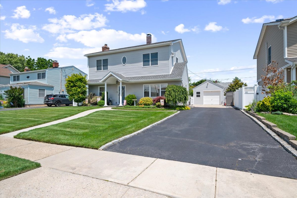 Levittown, New York, 11756, United States, 5 Bedrooms Bedrooms, ,2 BathroomsBathrooms,Residential,For Sale,1920496