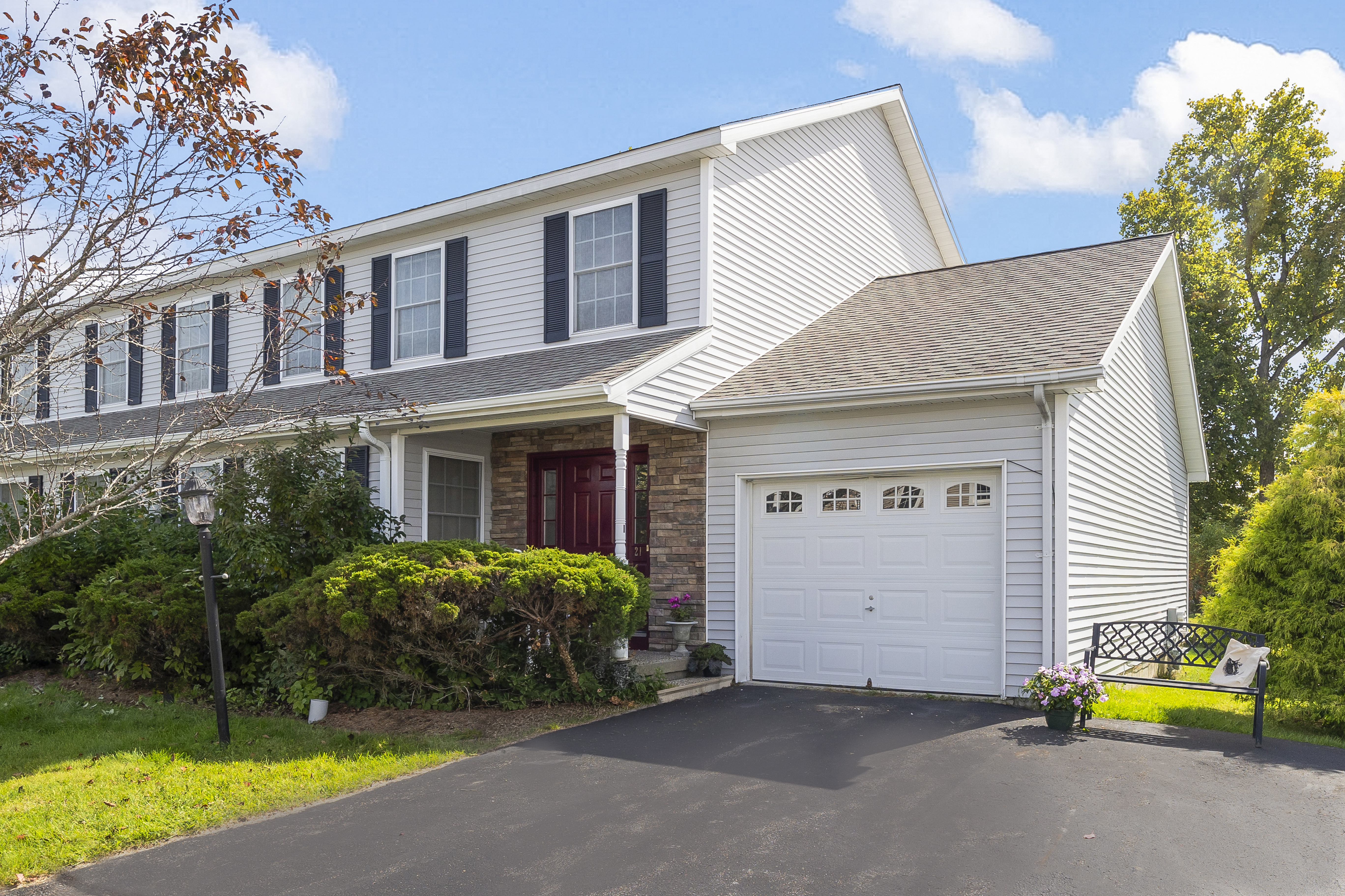  Turnkey Hudson Valley Townhouse: Main-Level Suite, Mountain Views & Deck - 物件實景