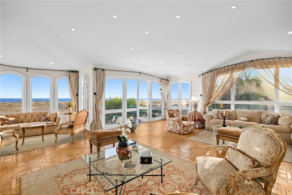 Newport Beach, California, 92661, United States, 4 Bedrooms Bedrooms, ,5 BathroomsBathrooms,Residential,For Sale,1875430