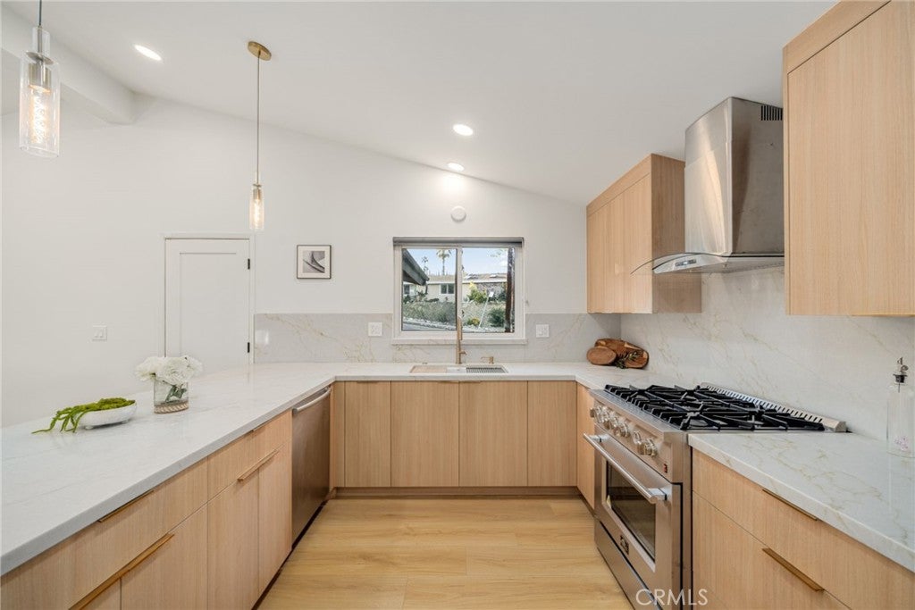 Woodland Hills, California, 91367, United States, 3 Bedrooms Bedrooms, ,2 BathroomsBathrooms,Residential,For Sale,1991959